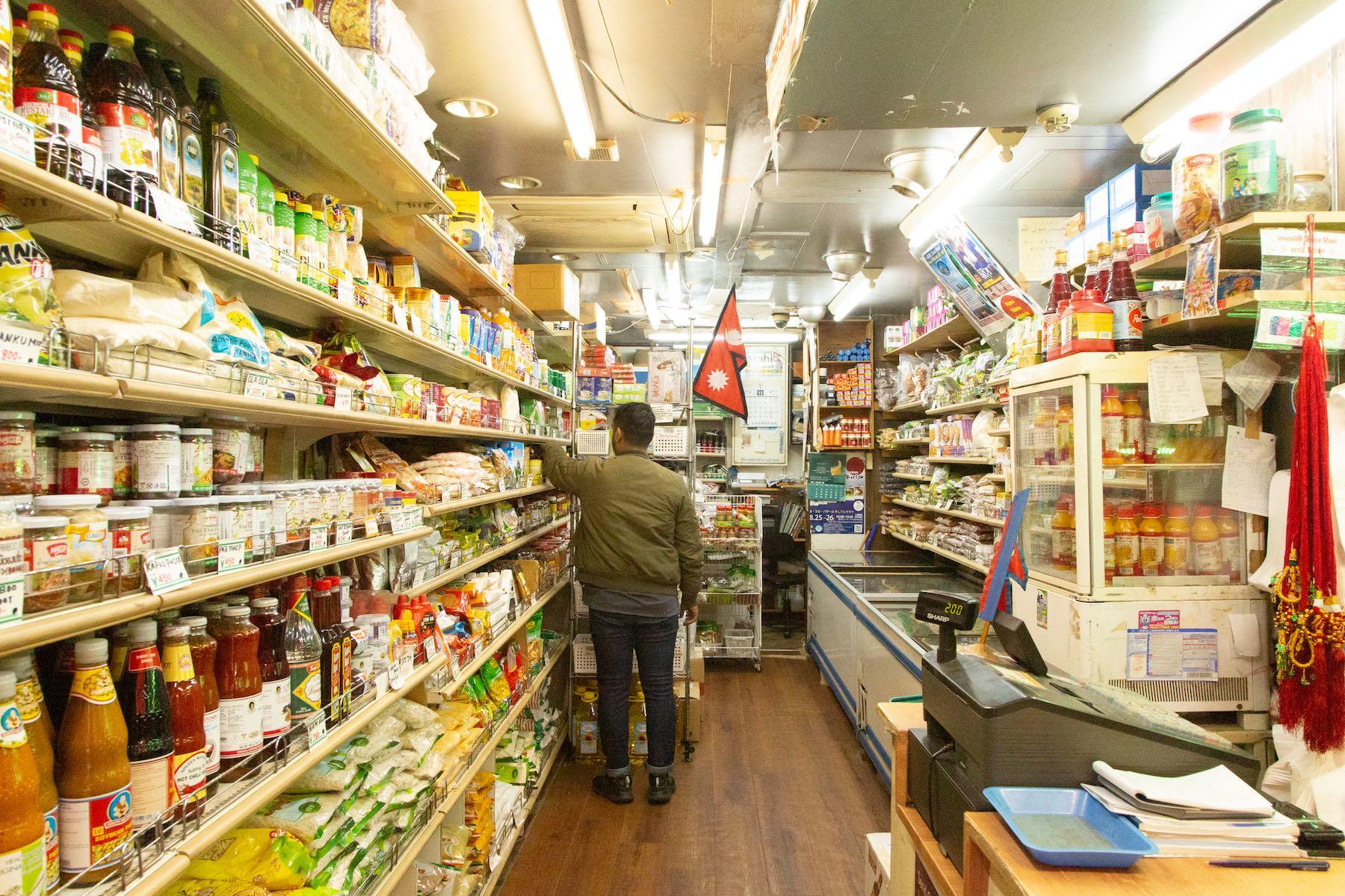 「バラヒ フード＆スパイスセンター」の店内。狭い店内に、食材や日用品がびっしりと並ぶ。