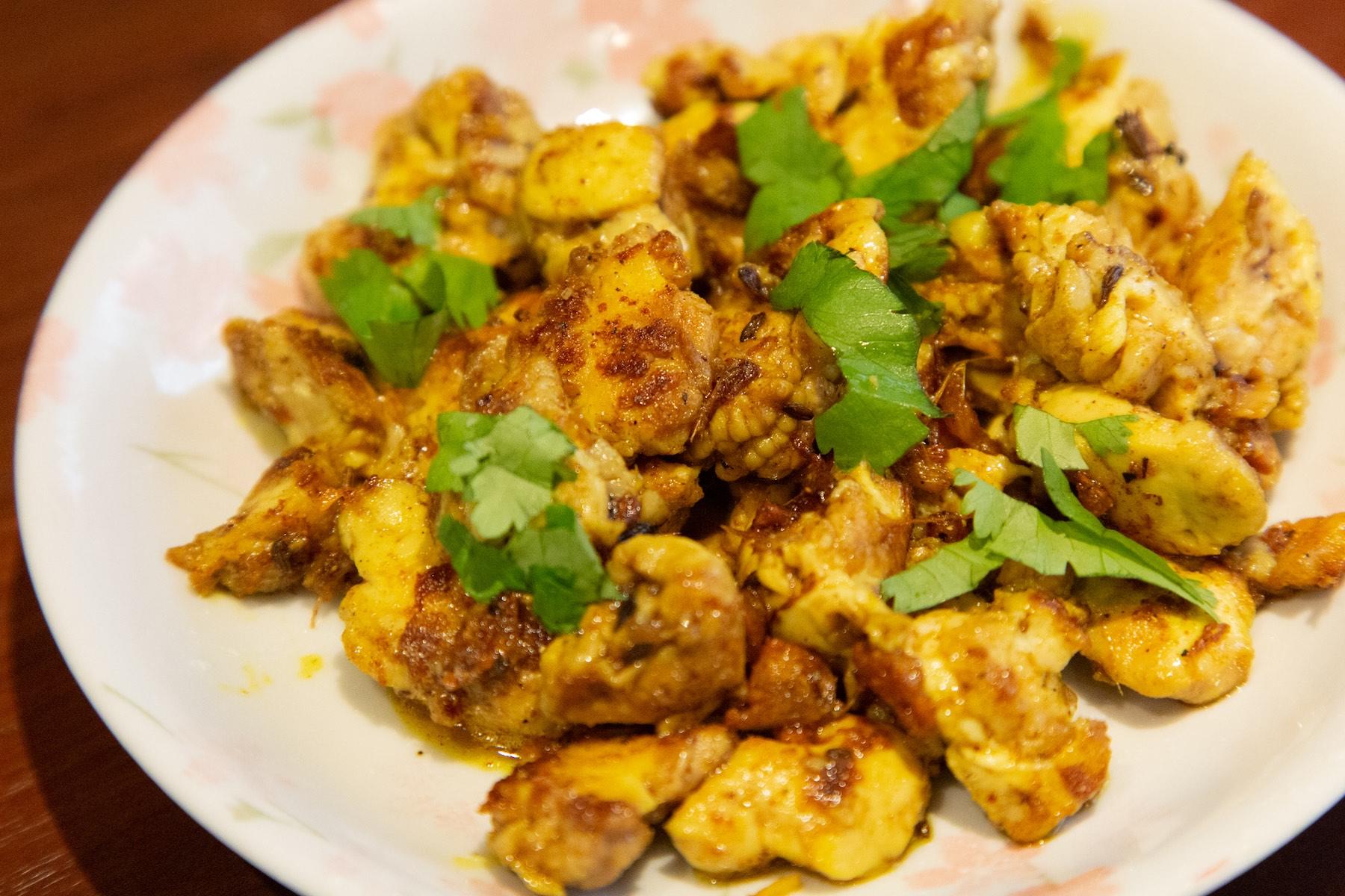 “羊の脳みそ炒め”580円。その味は白子にたとえられるが、さらに濃厚で歯ごたえは水を切った硬めの豆腐のよう。