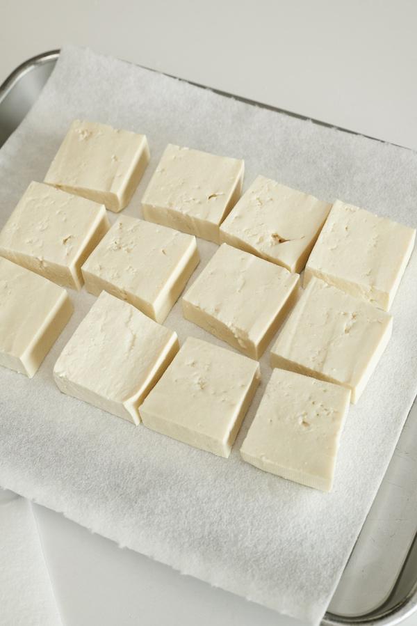 豆腐の水気をしっかりきることで、美味しい汁を十全にしみ込ませようという戦法。