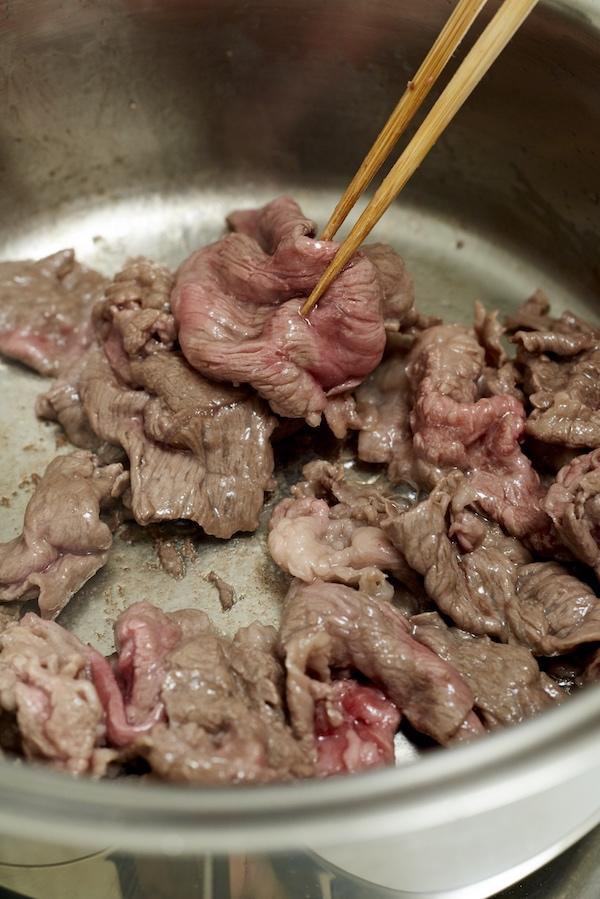 火を入れる順番は、旨味の出るものから。まずは牛肉を白っぽくなるまで炒めてから玉ねぎをイン。