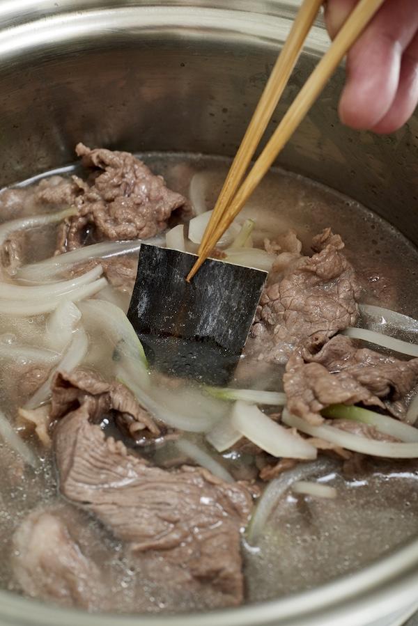 植物性（豆腐）と動物性（牛肉）の旨味を引き合わせ、結びつけてくれる“お昆布”。煮汁にポイッと入れるだけで「だし汁を別に用意する必要もありません」って、助かるぅ。