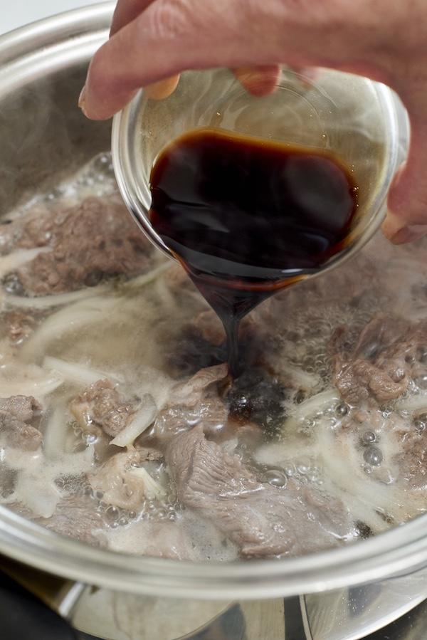 砂糖と醤油を加える。