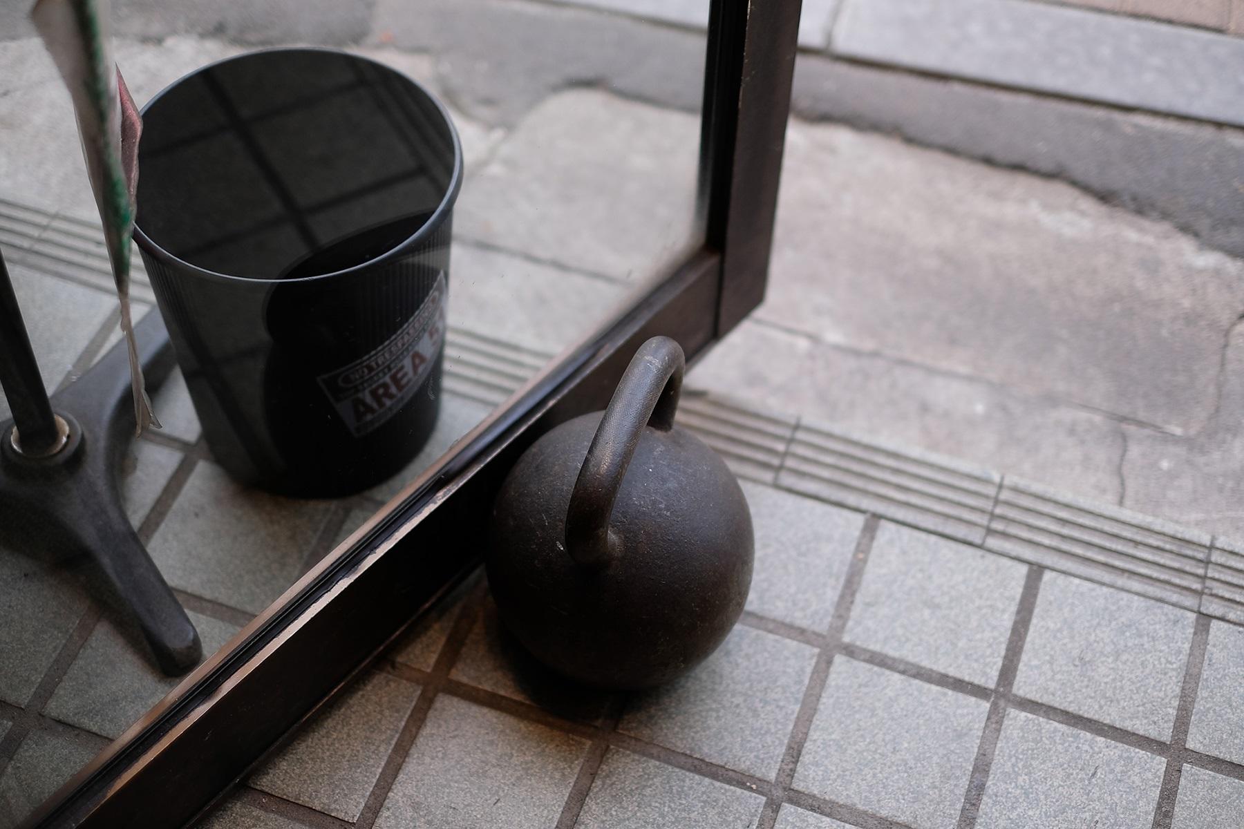 「ミスターデンジャー」でドアストッパー代わりに使われるのは、ロシアのトレーニング器具“ケトルベル”。