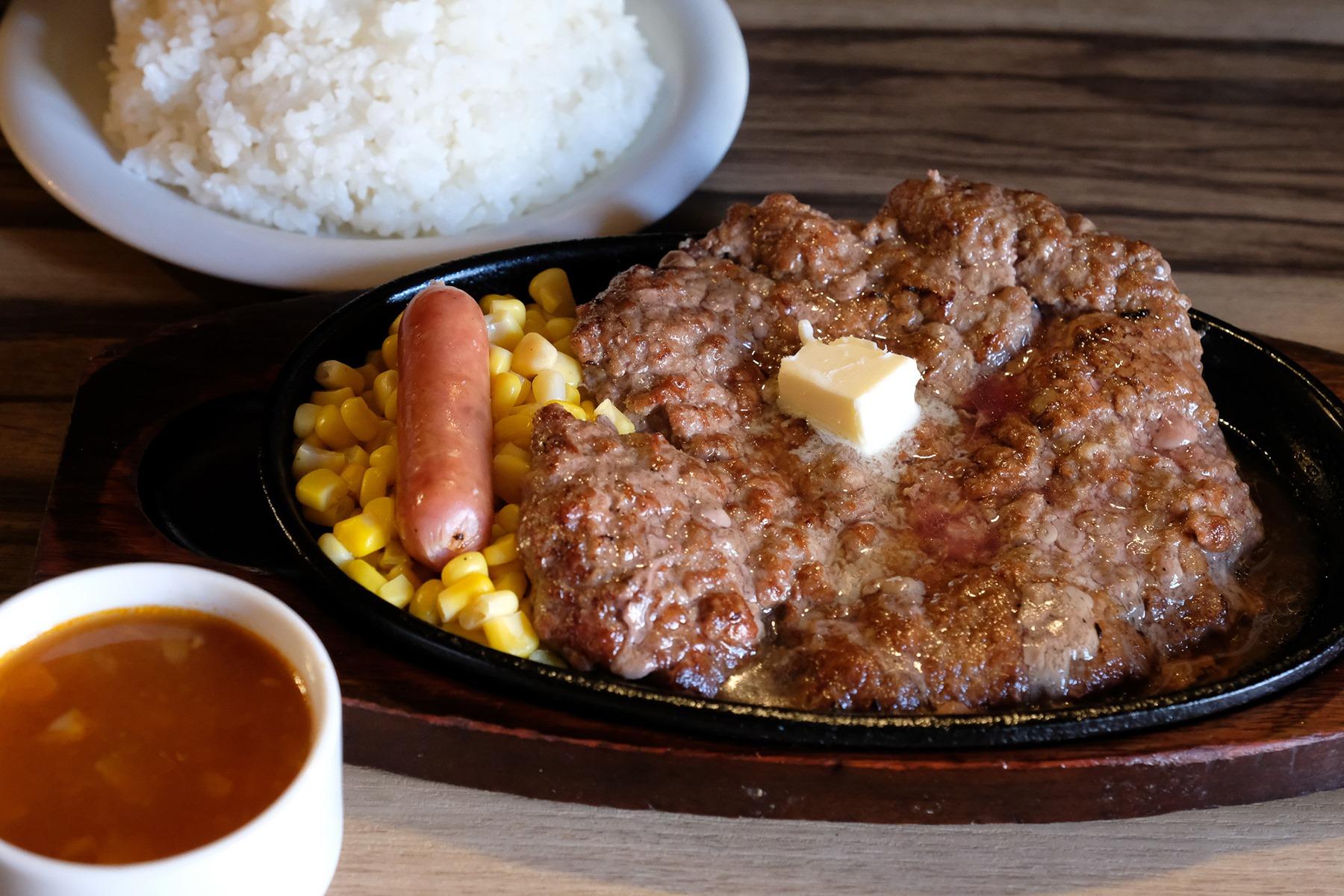 “デンジャー手作り粗挽きハンバーグ300g”は、ライスとスープがセットで1,400円也。