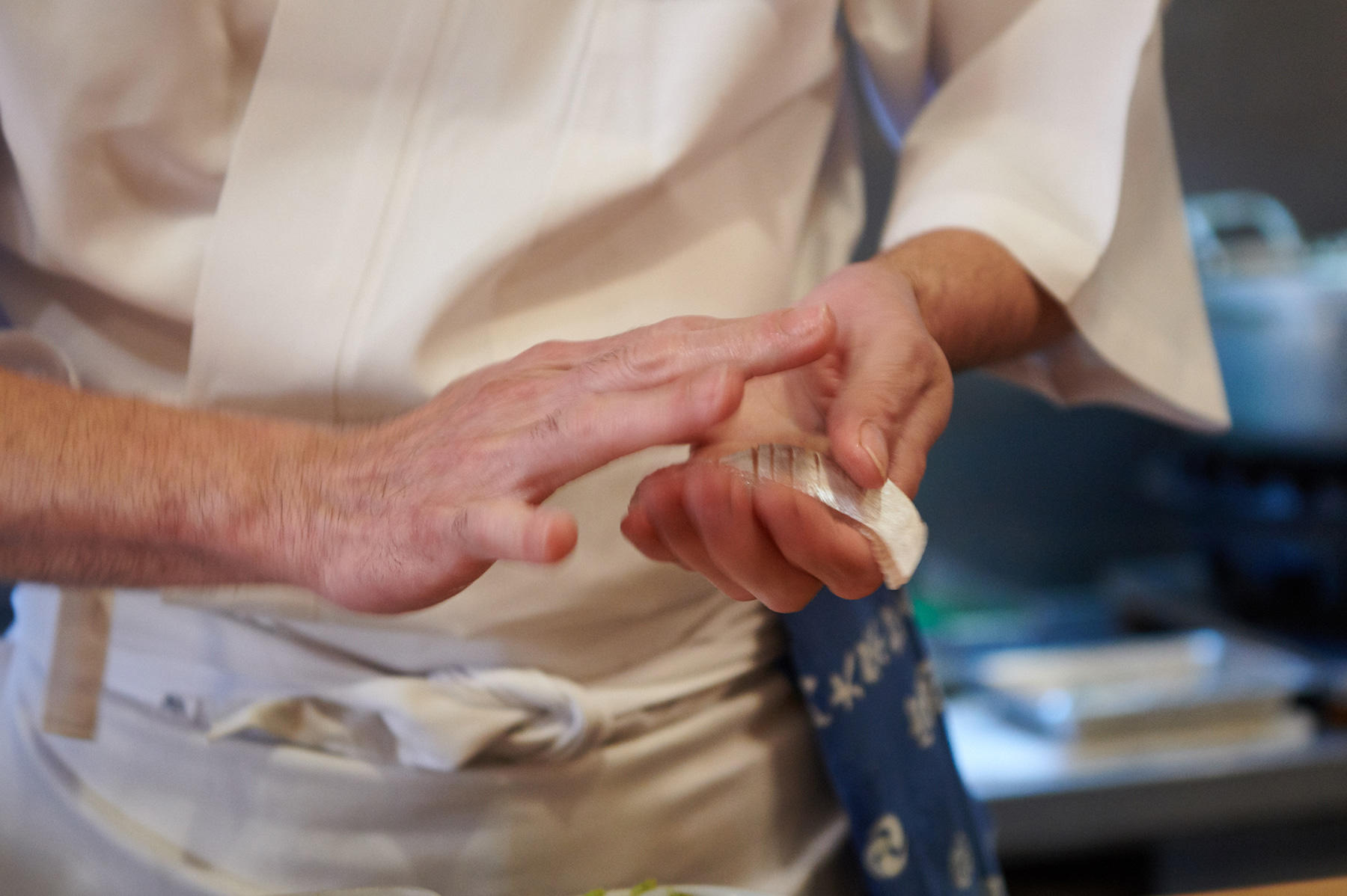 脂ののった縞鯵をすばやく握っていく