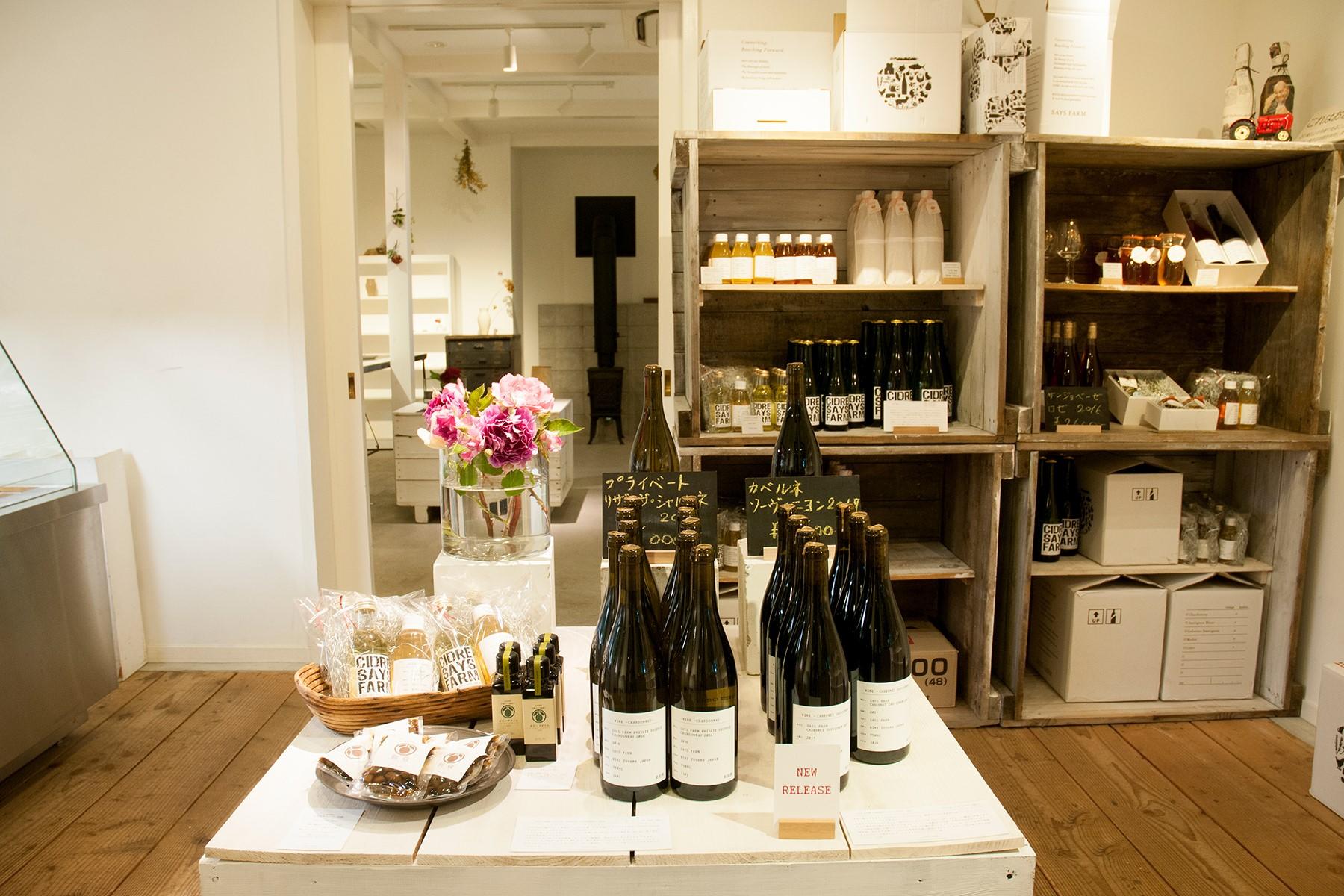 ショップではワインはもちろん、農園の果物でつくったジャムや親会社がつくった魚介加工品なども手に入る。