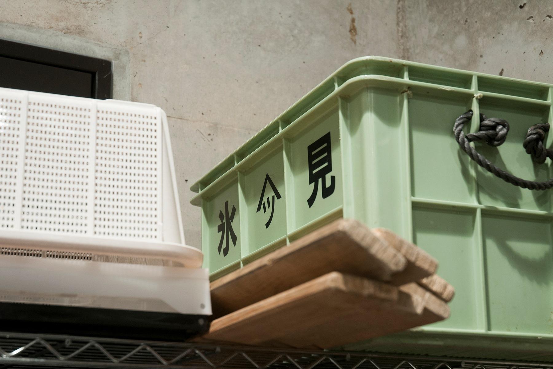 秋の収穫期などワイナリーの繁忙期は、魚問屋の男たちもやってきて総力戦に。その名残り(?!)のコンテナボックスがあちこちに。