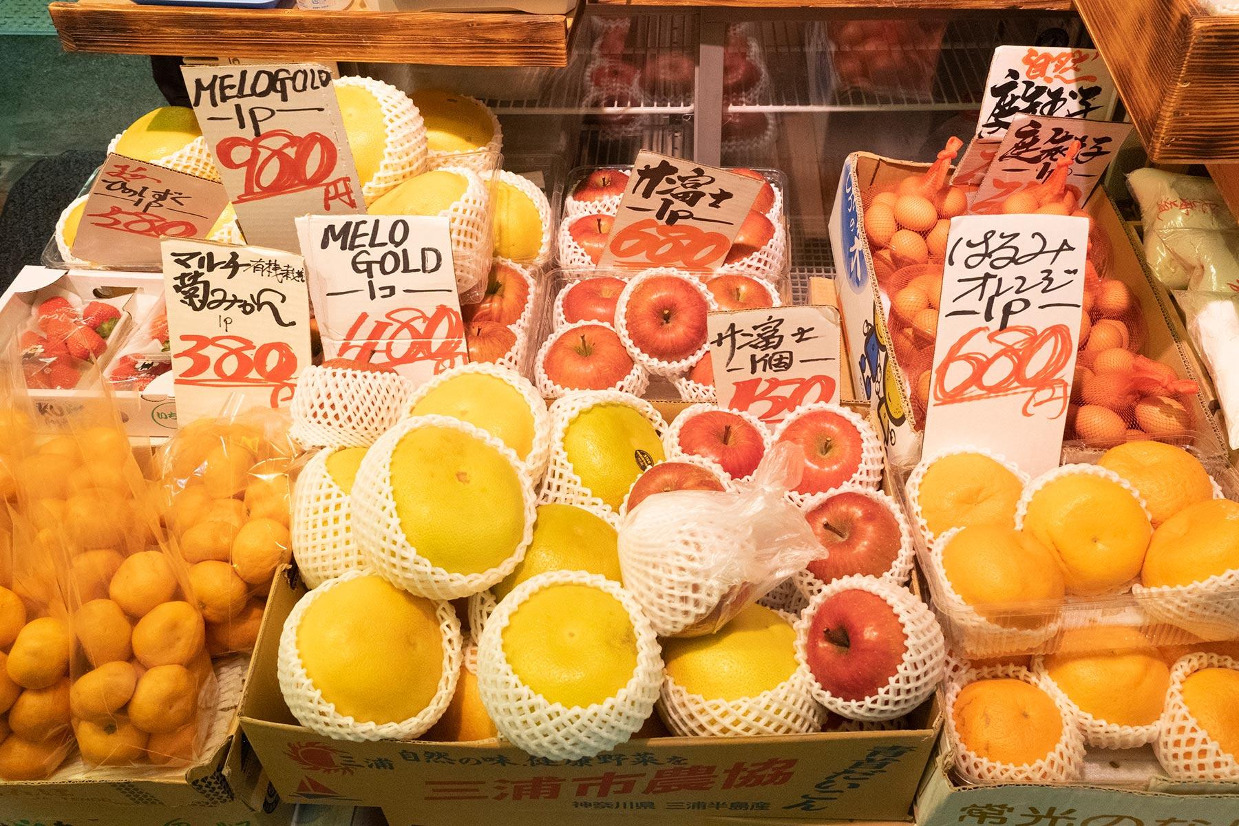 うどん屋になぜか果物も並ぶ