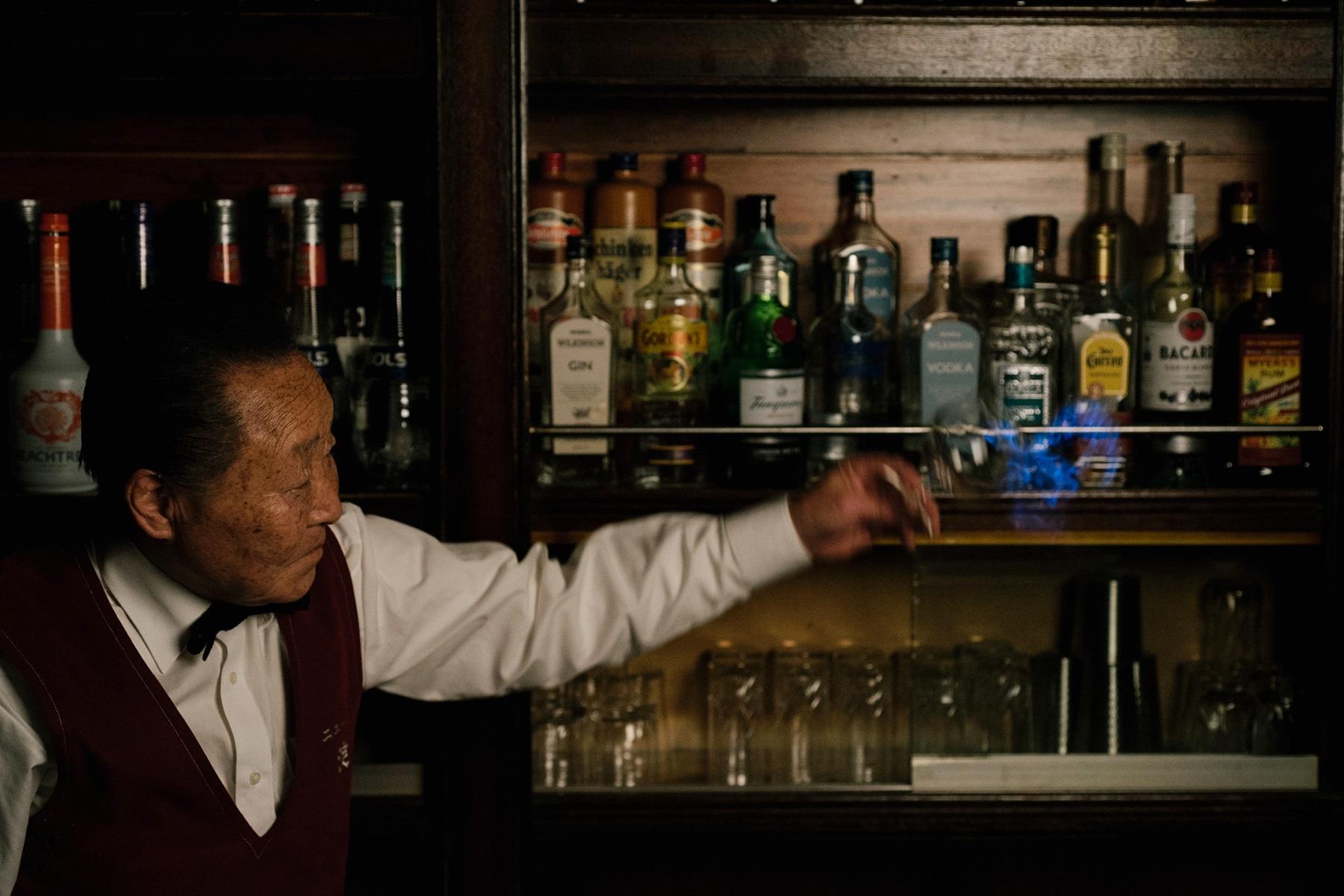 「よく見えるか？」とサービス精神満点のマスター、嶋田修身さん。