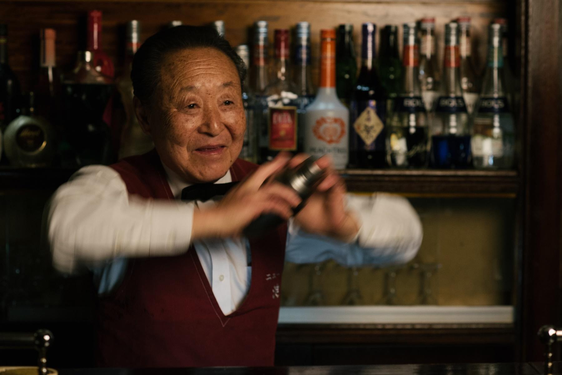 しなやかでソフトなシェイクスタイル。矍鑠（かくしゃく）としたバーテンディングでもてなしてくれる。