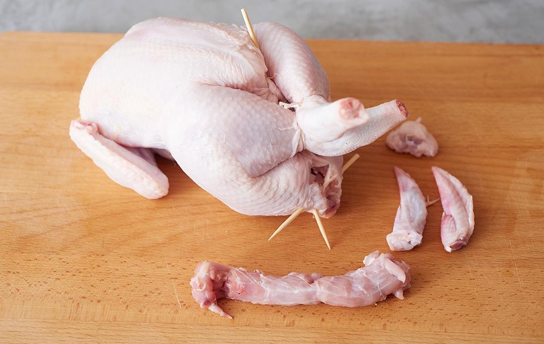 6、切り分けた、首、手羽先、尻の脂肪は、参鶏湯には使わないので冷蔵庫で保存する。
