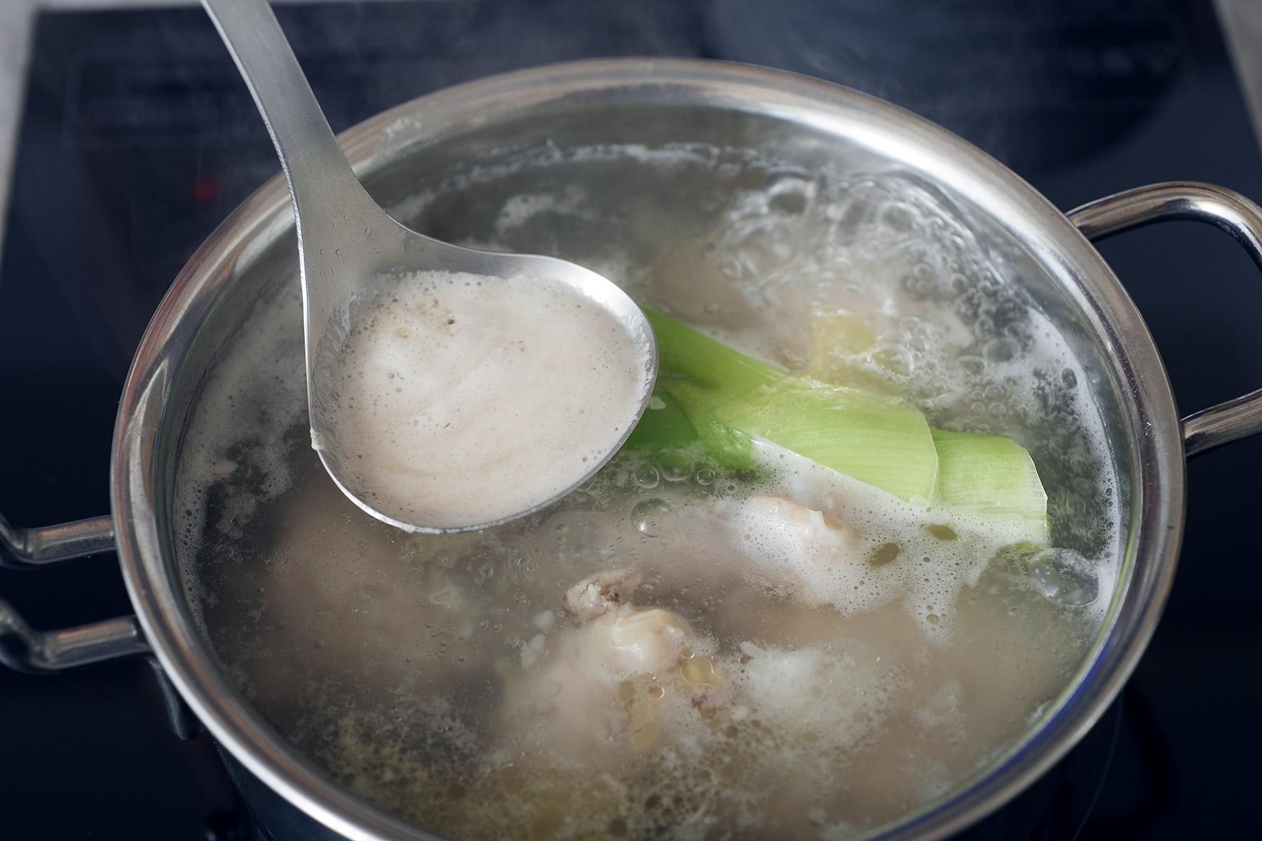 鶏を煮込む
