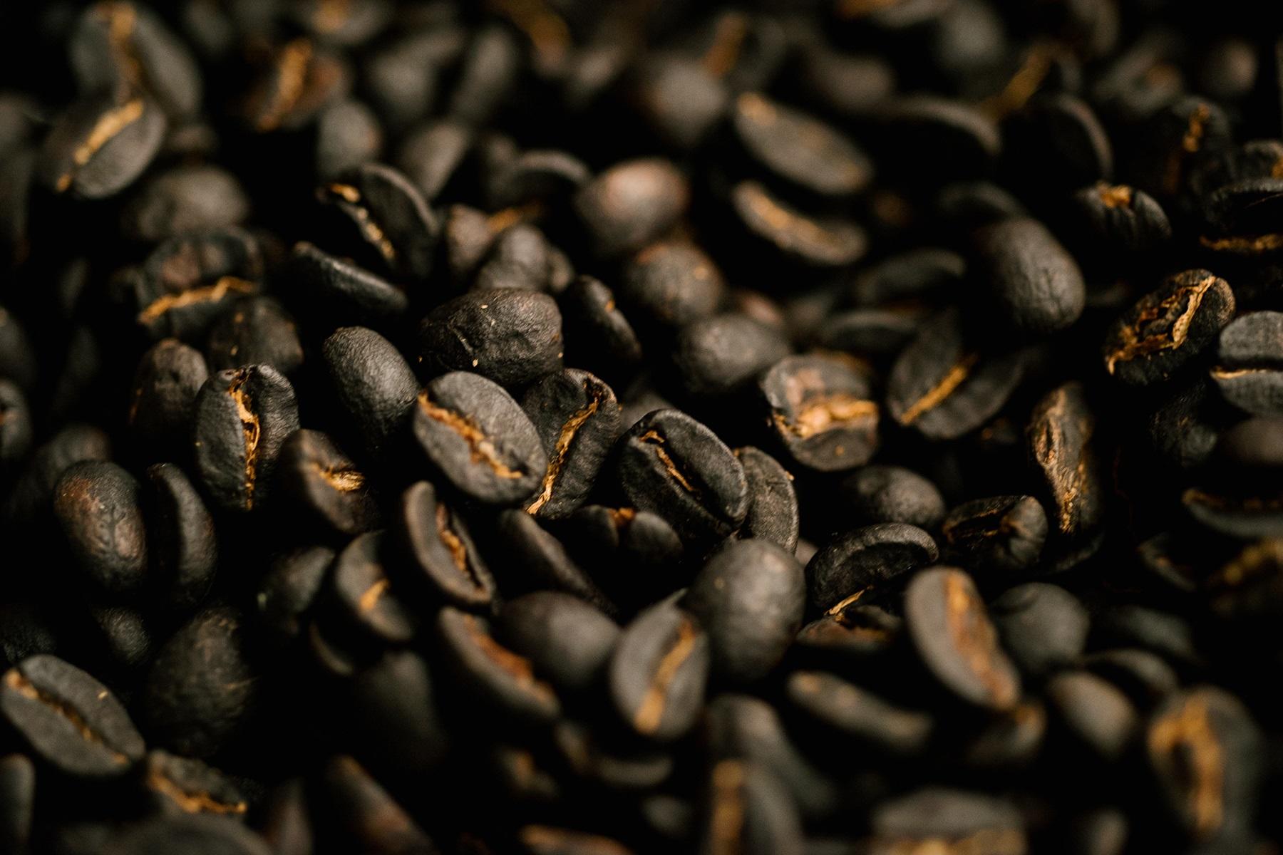 焙煎してもらった豆を自身でブレンドし、これまでにない味を追求。