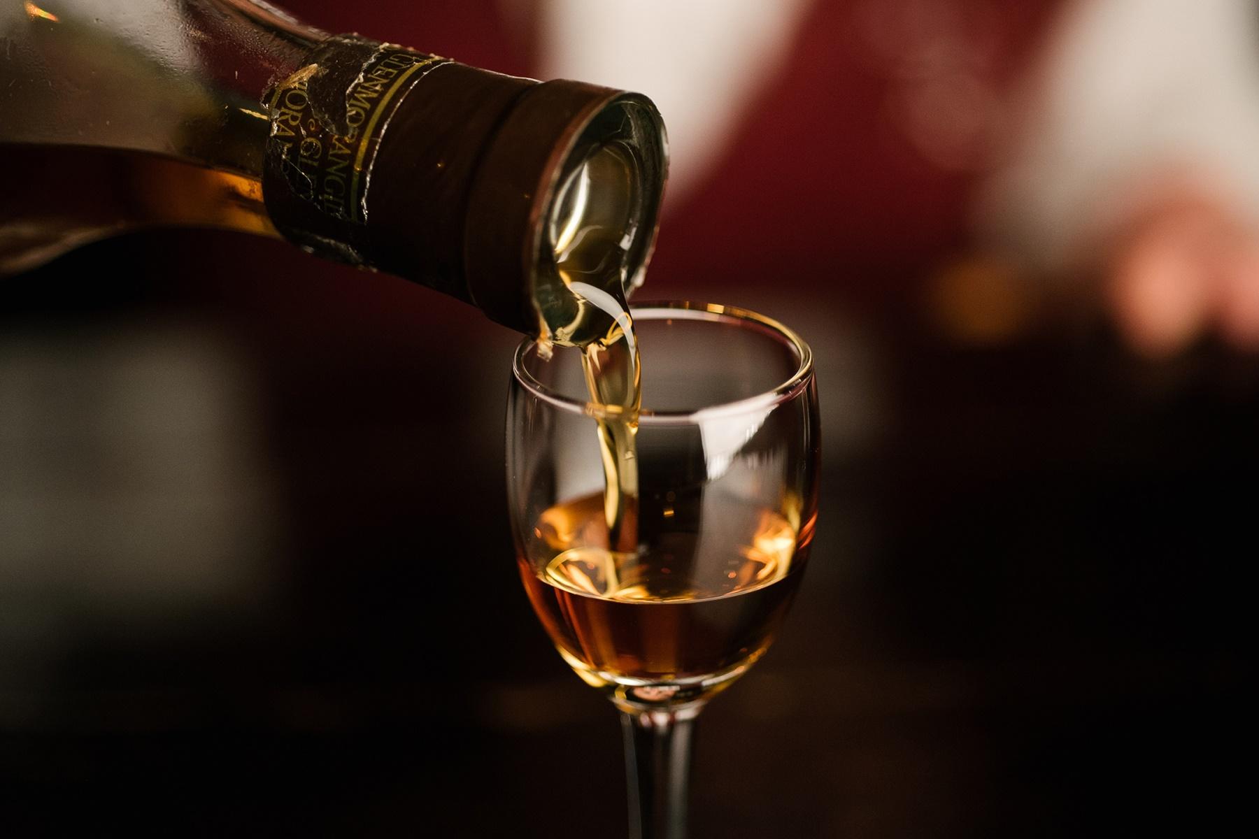 ボトルから、冷えて甘味があるとろりとした液体が注がれた。