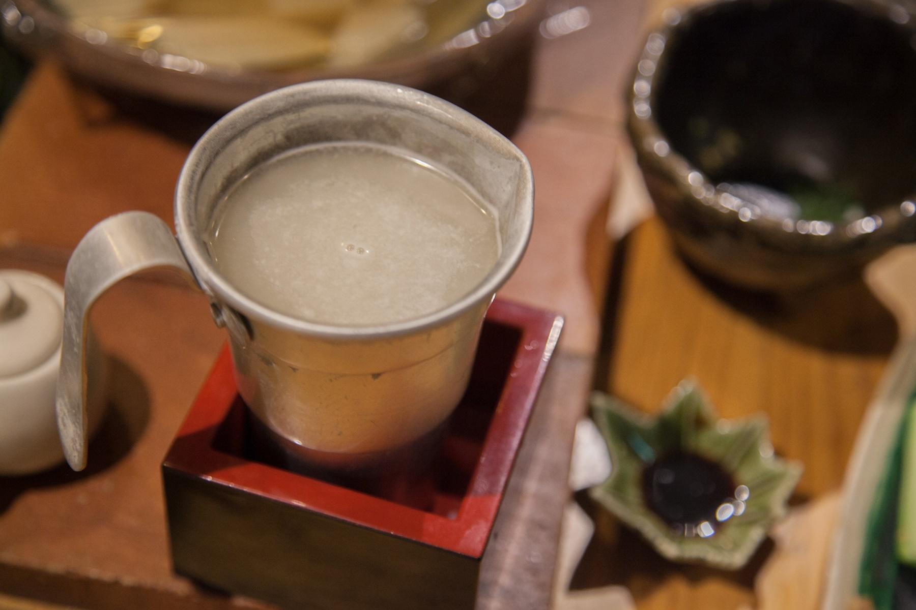 にごっていて、あったかいお酒が飲みたいって、顔に書いてあったわけじゃないのに、料理との相性を見ながら、ソムリエのようなドンピシャの一杯。