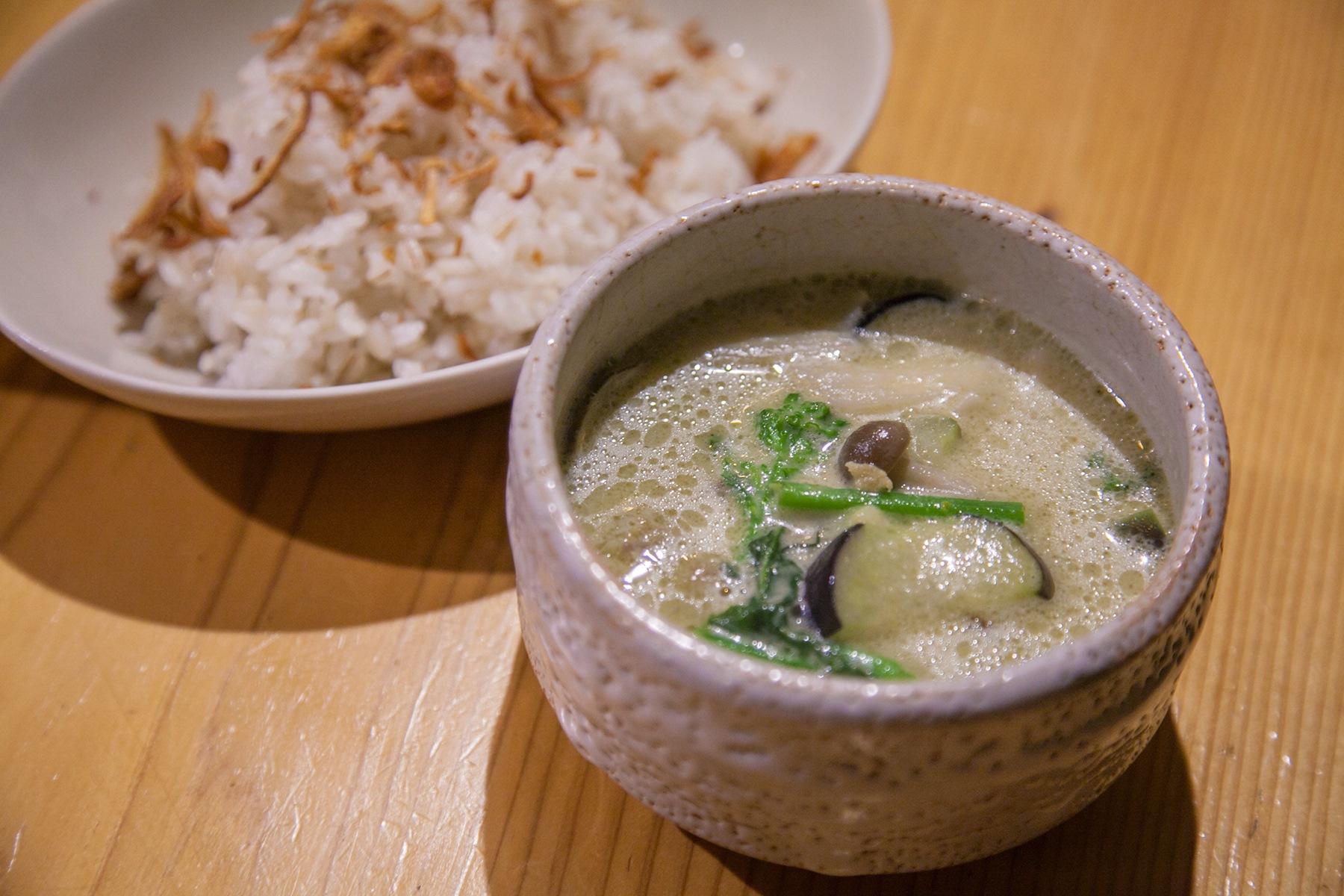 グリーンカレーが日本酒に合うなんて、タイの人にも教えてやりたい。