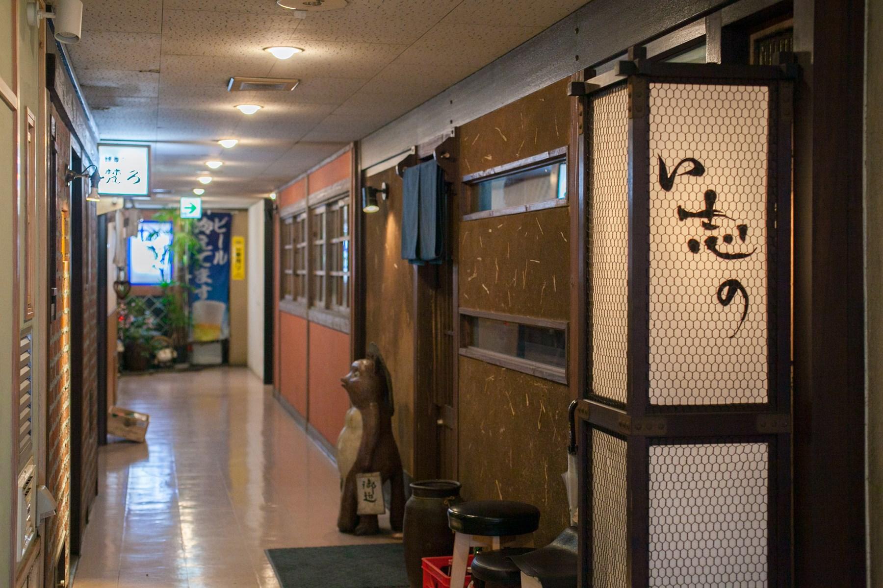 「い志の」がある本州会館2階の「味の街」。まるで映画のセットのよう。広島の歓楽街のど真ん中にありながら、不思議と落ち着いた時間が流れている。