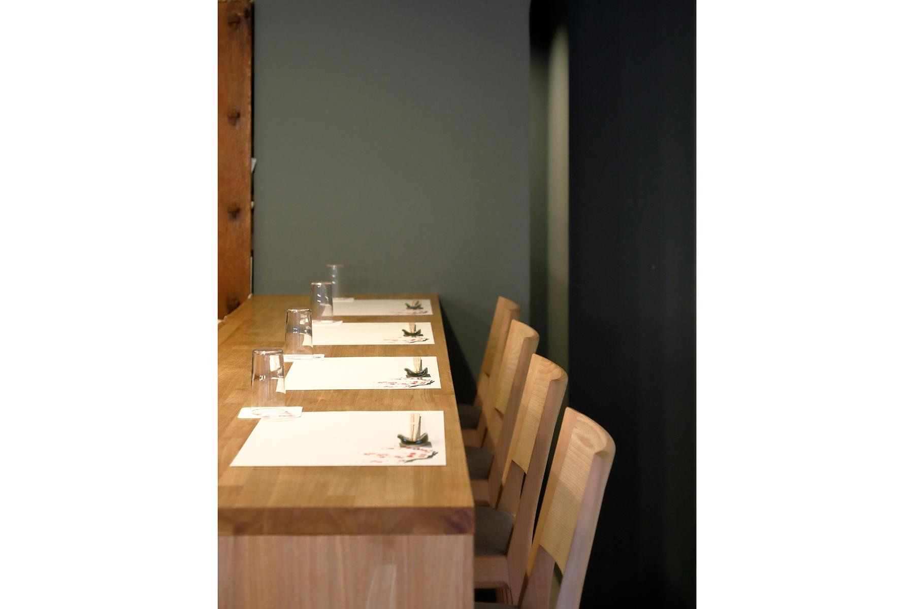 4席のカウンター席に座り、見知らぬ人と隣り合わせ、ふとしたことから会話が始まると、袖振り合うも多生の縁という言葉を思い出す。