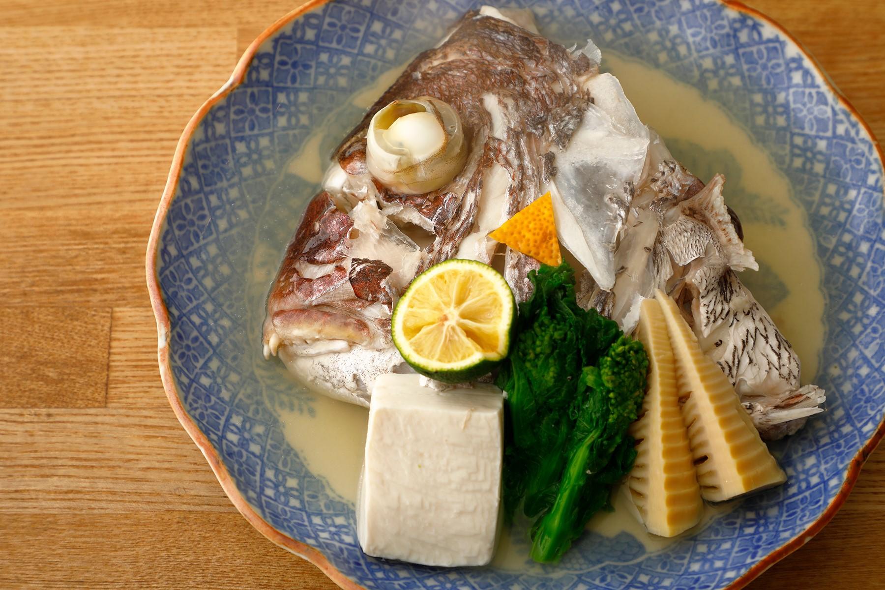 春の訪れを感じ始めた頃に、店で出された鯛の骨蒸し。2,000円。筍、菜の花が添えられて、春近しを感じて、嬉しくなったことを憶えている。