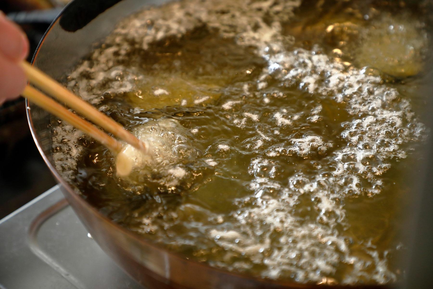 コロッケが油の中で揺れている姿をカウンター越しに眺めていると、「今日も、いい酒が飲めてよかった」という想いが湧いてくる。