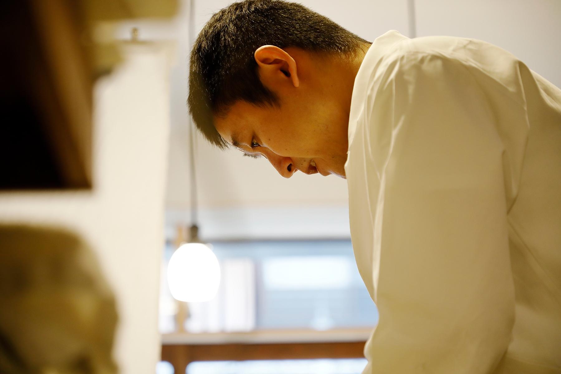 黙々と料理をしている印象が強いけれど、聞けば些細なことでも丁寧に答えてくれる。料理はもちろん、北さんの人柄に惹かれて通う客も少なくない。