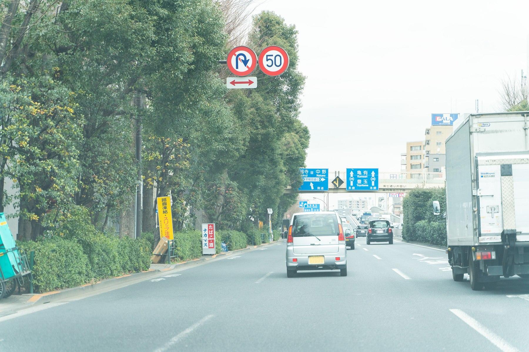 「好味屋」のお母さんこと、藤村京子さんは日々、高校の昼休みにパンを売るために車を走らせる。焼きたてのパンを後ろに積んで。