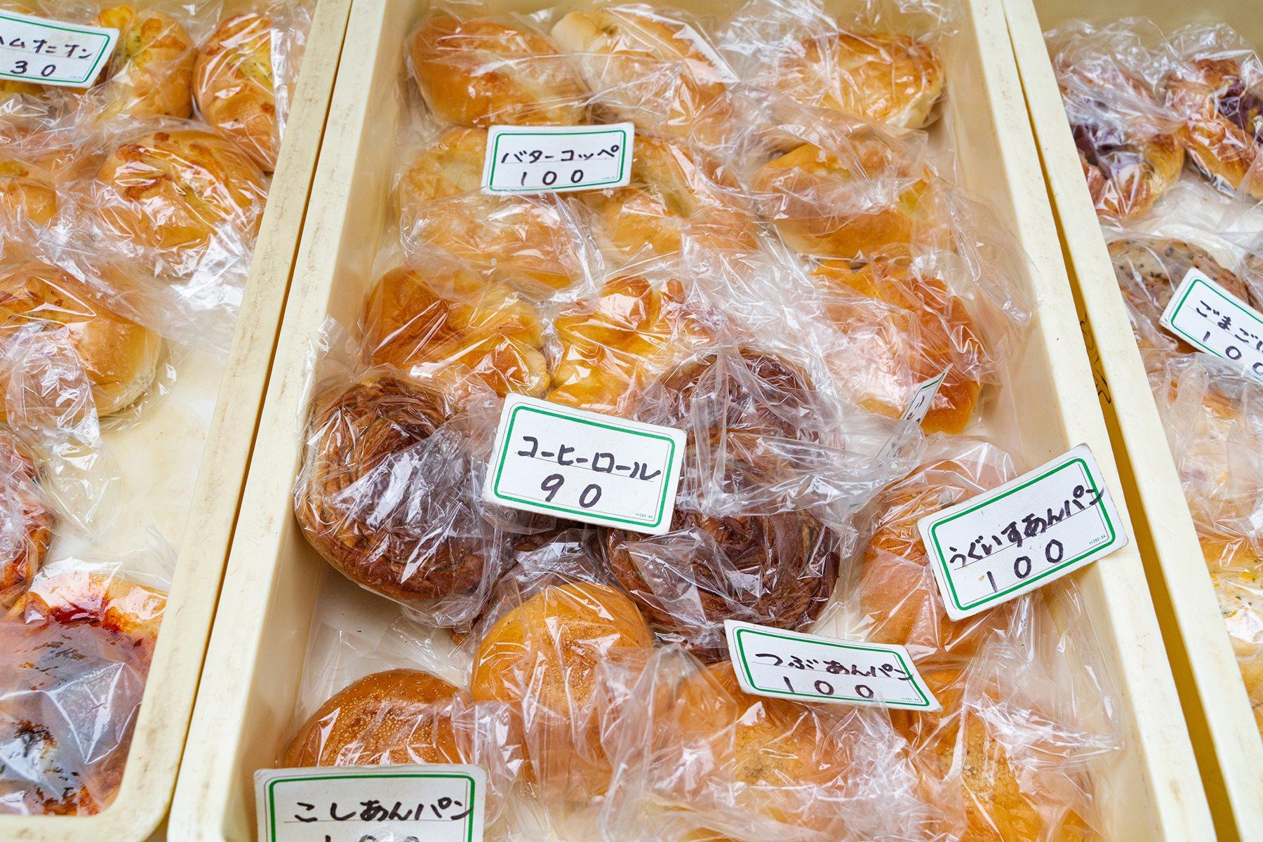 選りすぐりのパン(と言っても、20種類以上はあるのだけれど)を、トレーいっぱいに並べたら、お母さんは、トランプの神経衰弱のように値札と合わせていった。