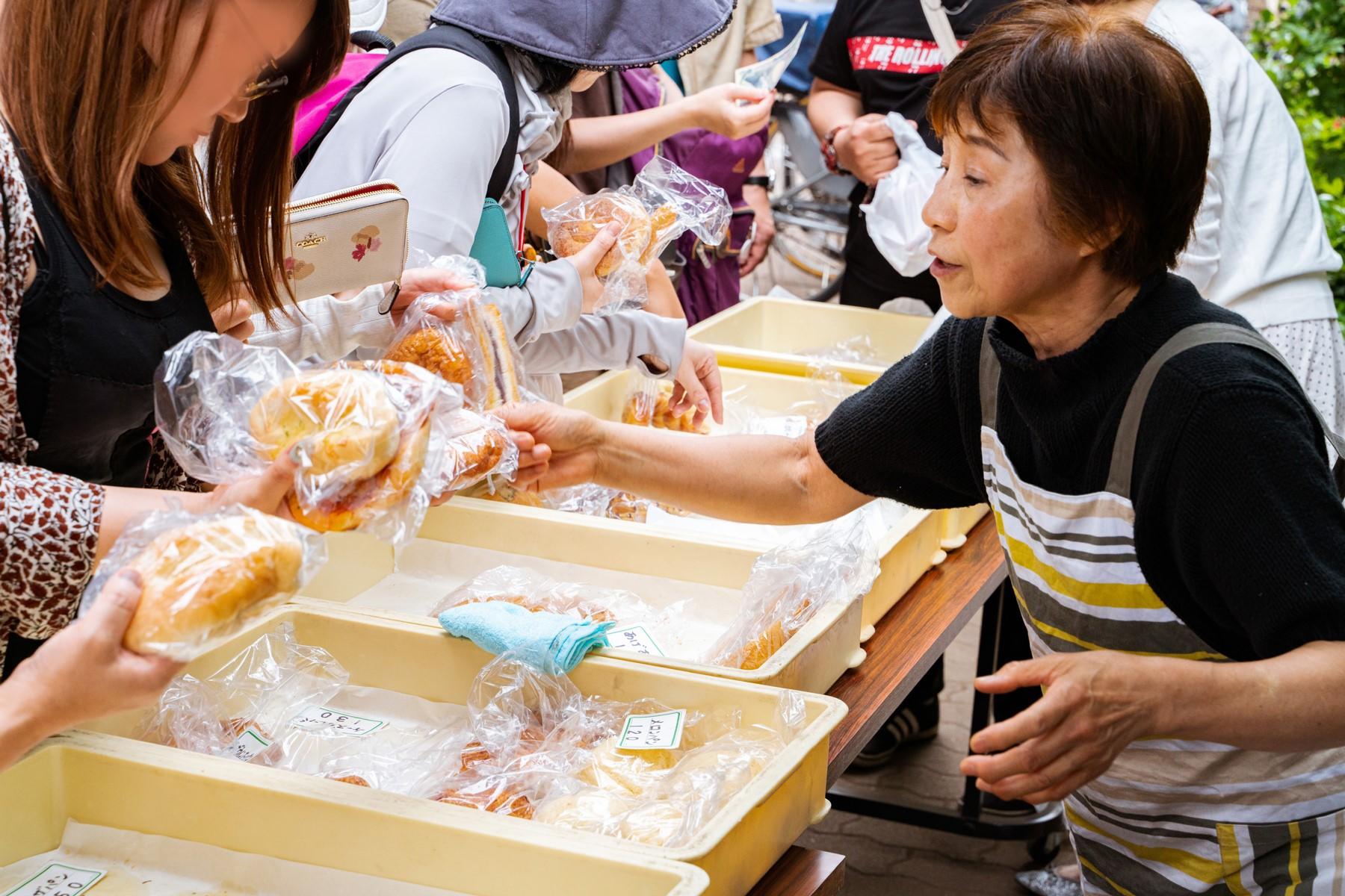 聖徳太子の生まれ変わりなのかと思わせるほどに、方々からの呼びかけに応えます。