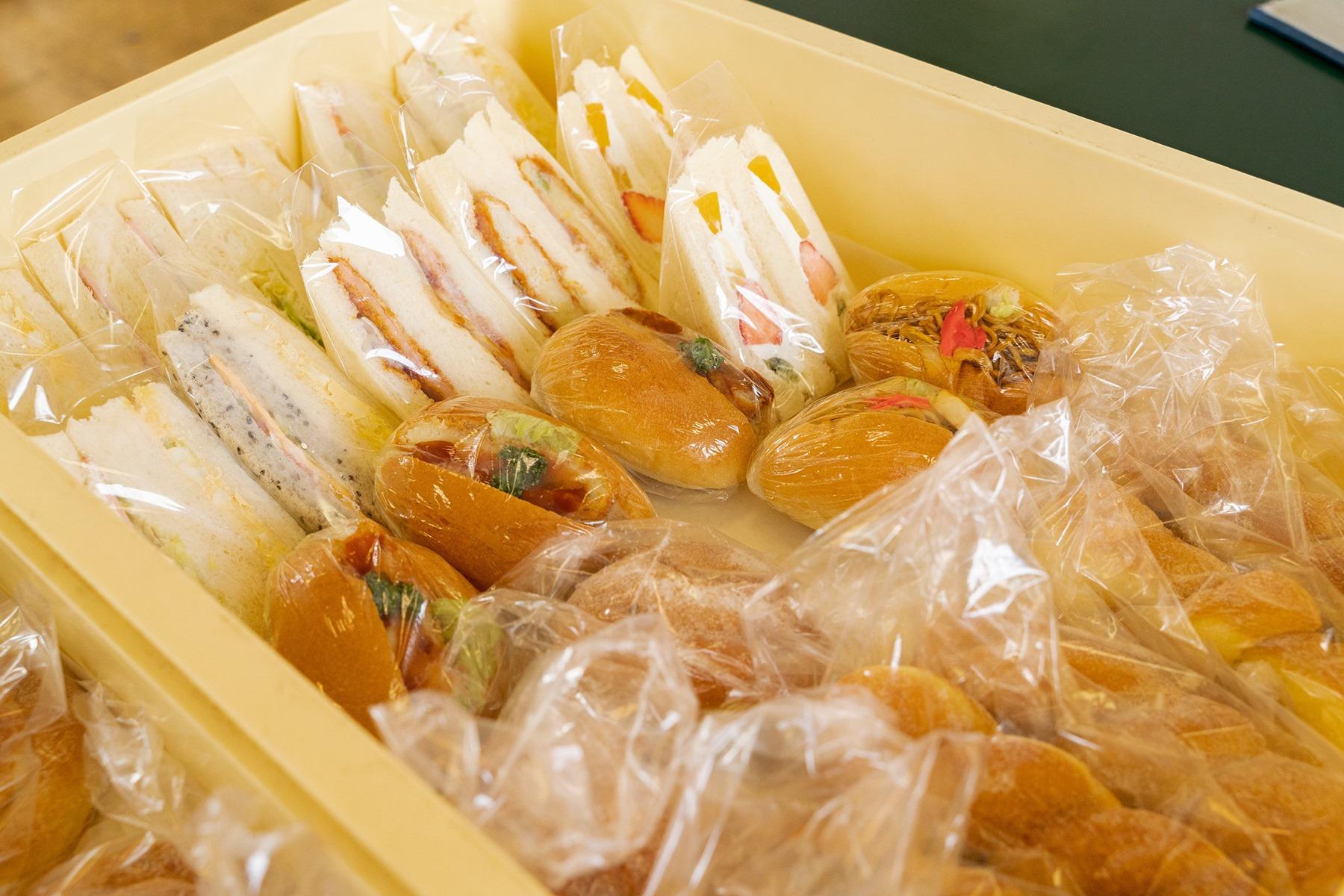 いつも同じパンを求める女子高生がいれば、がっつり系のロールパンに甘いパンにサンドウィッチにと大量に買っていく食べ盛り男子高生もいる。