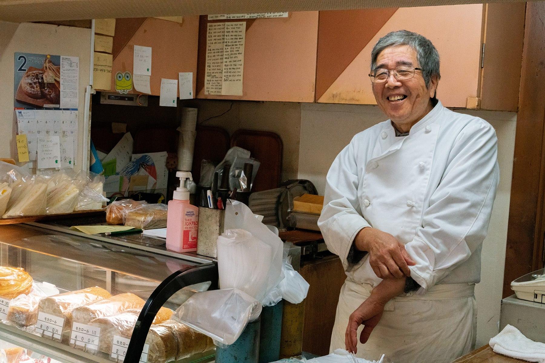 「好味屋」が休みの木曜日も、藤村裕二さんは高校でのパン販売のために朝早くからパンを焼く。たいへんだ。