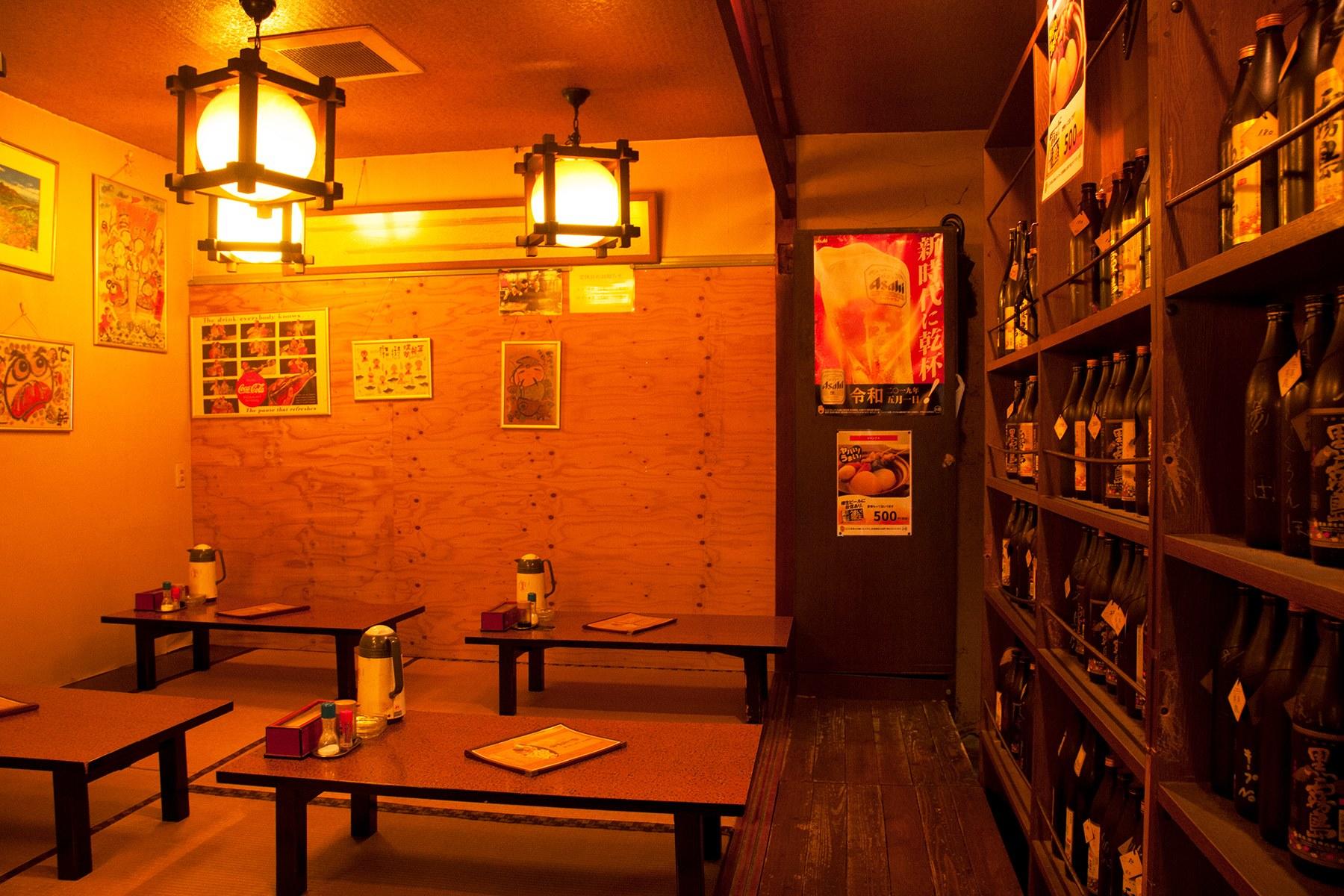 店内はカウンター席と座敷がある。