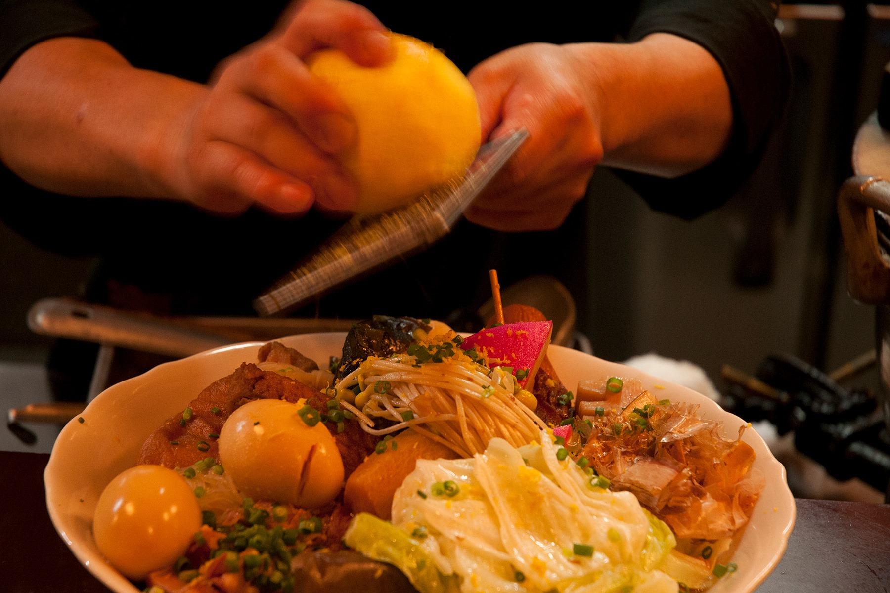 おでんをよそったら、仕上げに日向夏の皮を大胆にすりおろす。