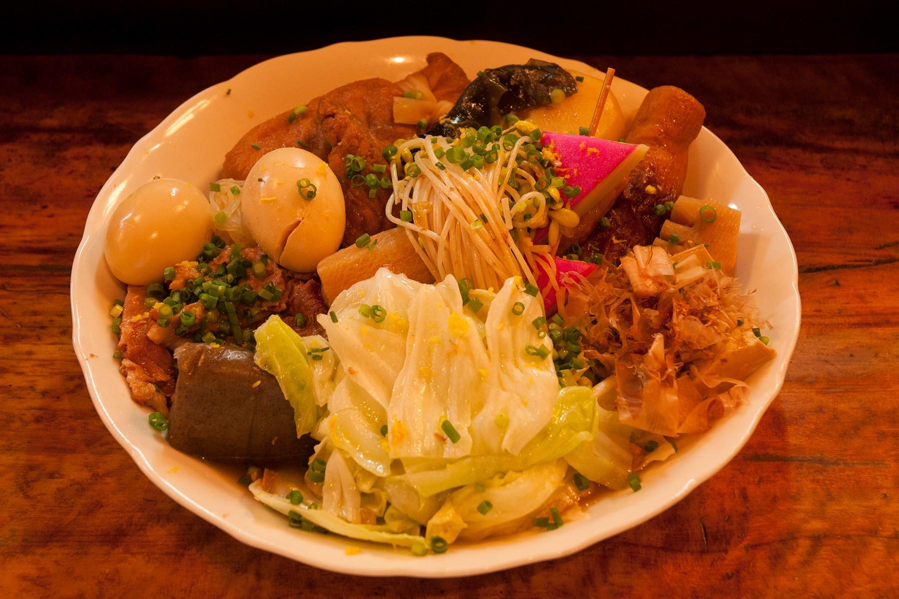 盛り合わせには十数種のおでん種がどっしり!こちらで2,700円ほど。日向夏、ゆずなど仕上げに時季の柑橘の皮をすりおろす。きんちゃく、豚なんこつなど一部を除き、おでん種は1種108円が中心。