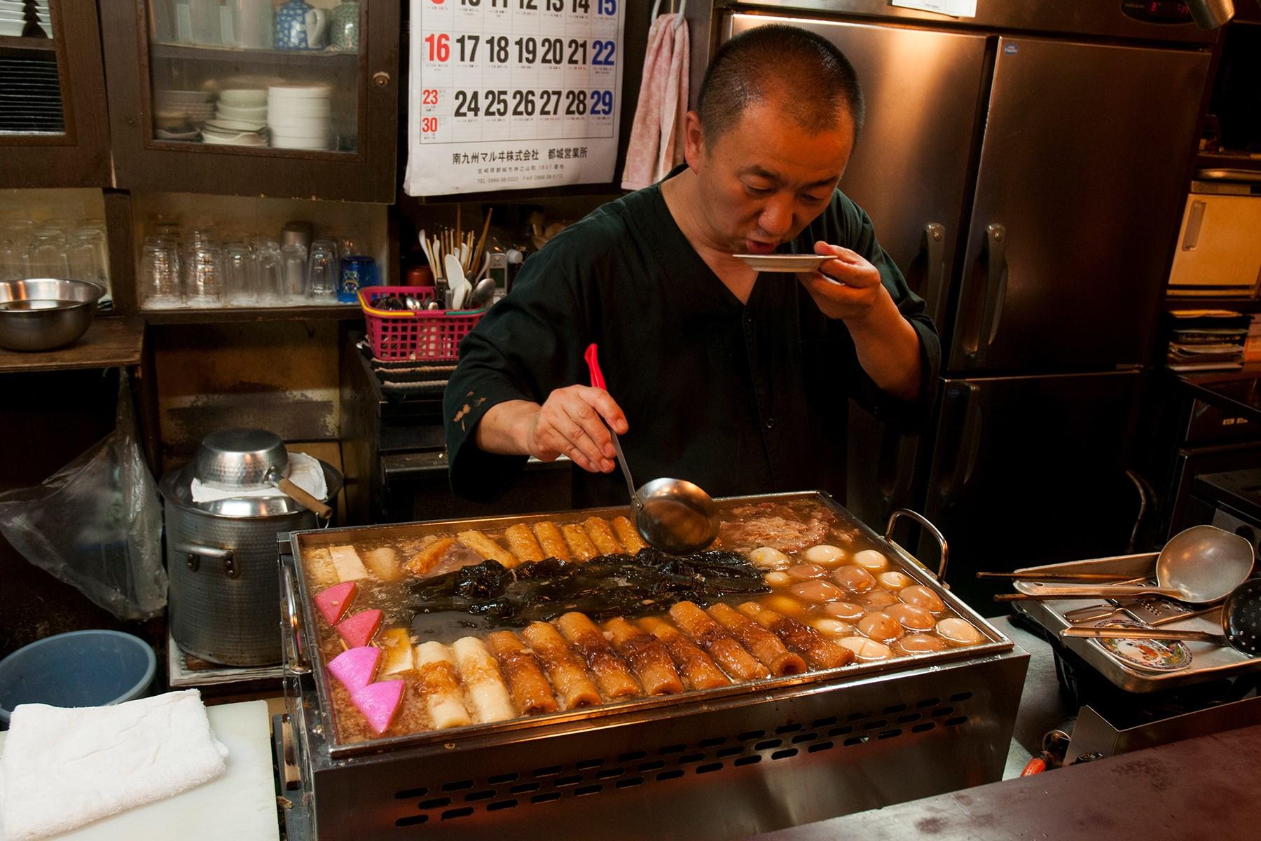 こまやかに味をチェック。「暑いときには熱いもの」が宮崎で夏でもおでんが食べられる理由かも?」夏と冬で微妙に味を変えている。