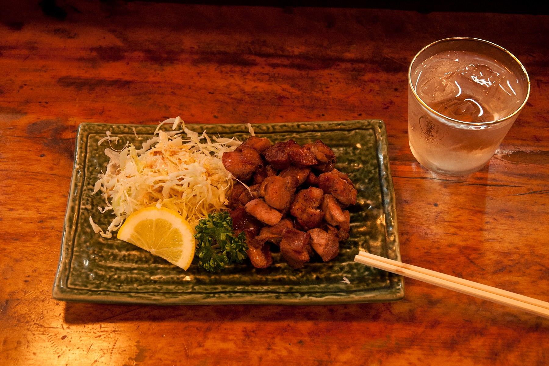 都城は肉用牛、豚、ブロイラーの合計産出額が全国1位という畜産王国。地鶏のモモ焼き594円。