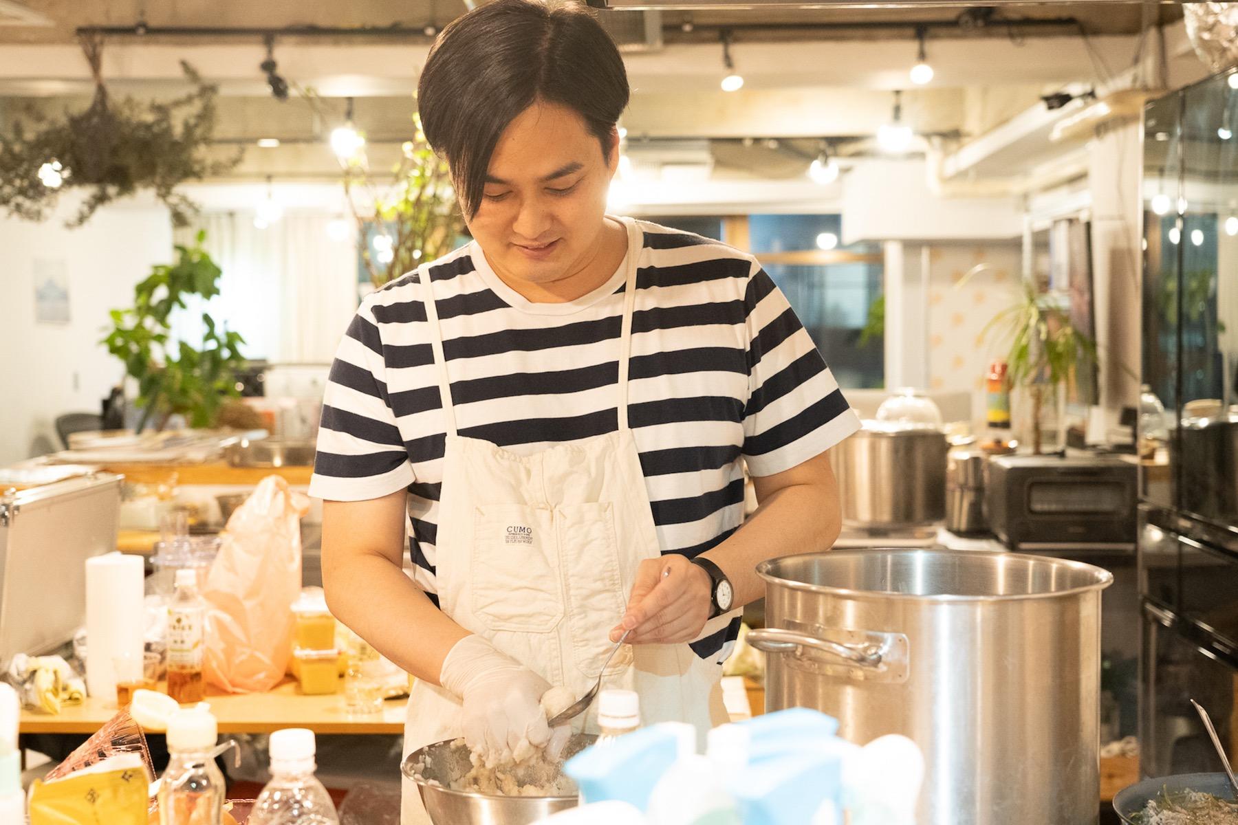 料理家の山田英季さん。料理人、ワークショップの講師、トークショーへの登壇と、当日は三役をつとめました。