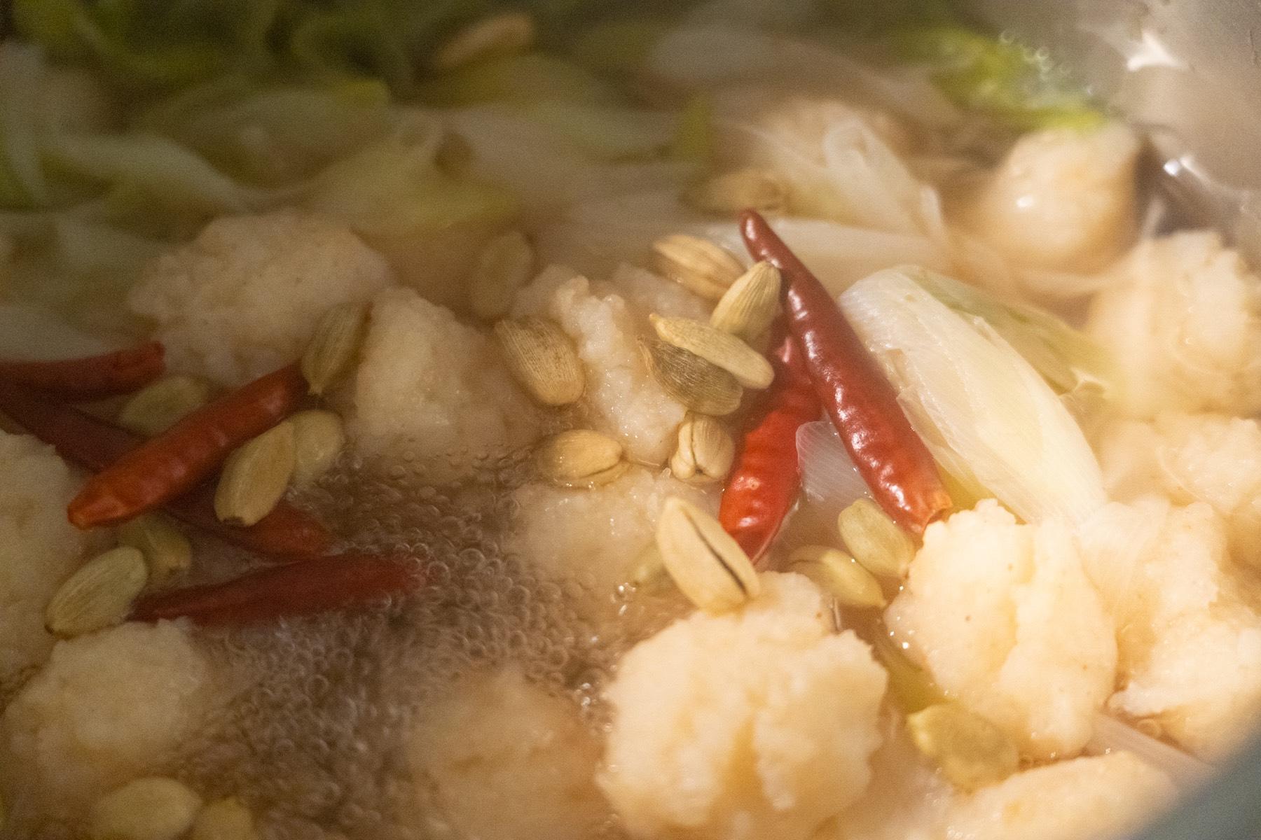 “海老だんごのパクチー鍋”。仕上げにパクチーをトッピング!