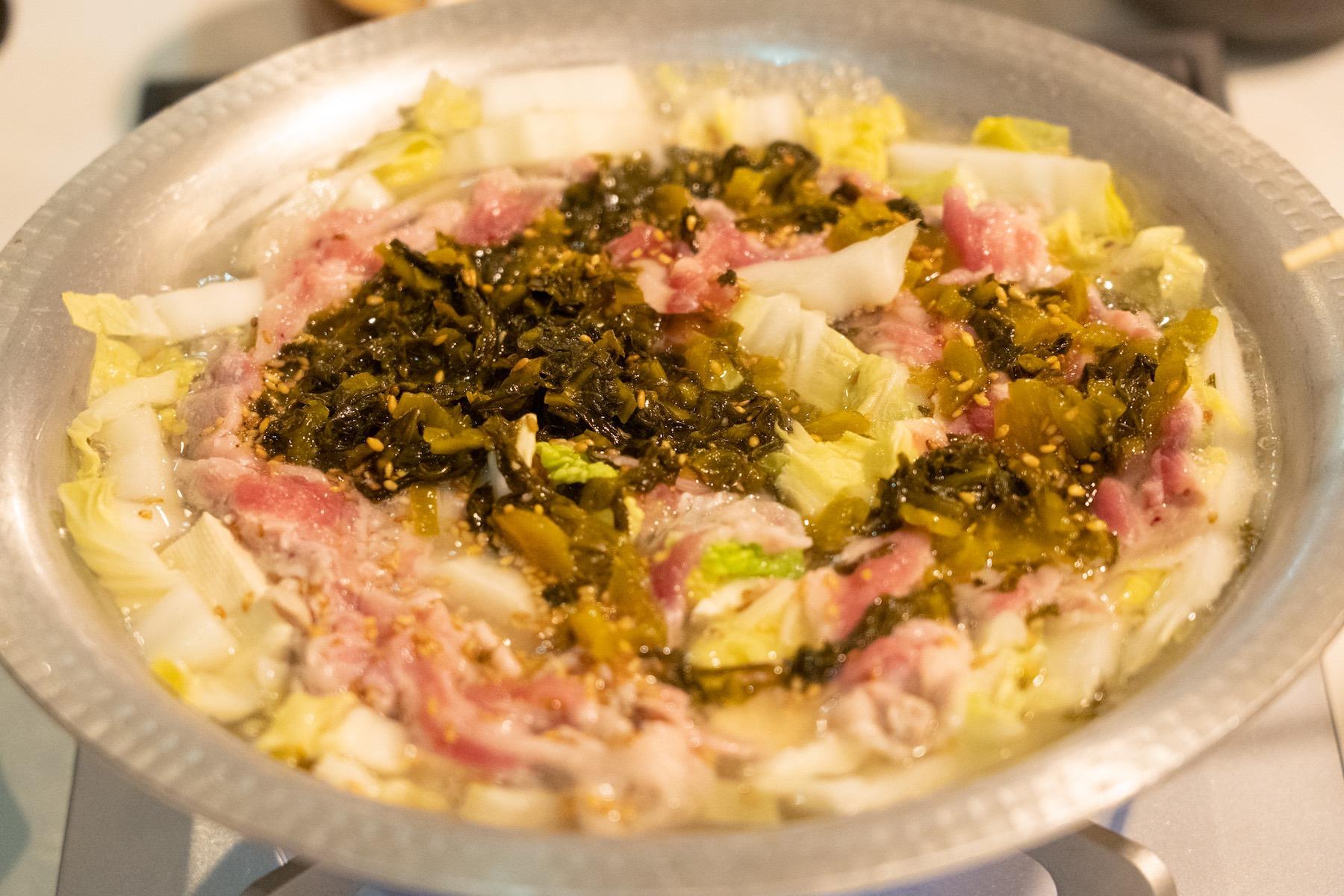 卓上には、山田さんがゆずぽん酢との相性を考えて仕込んだ“豚肉と高菜漬けの鍋”が並びました。
