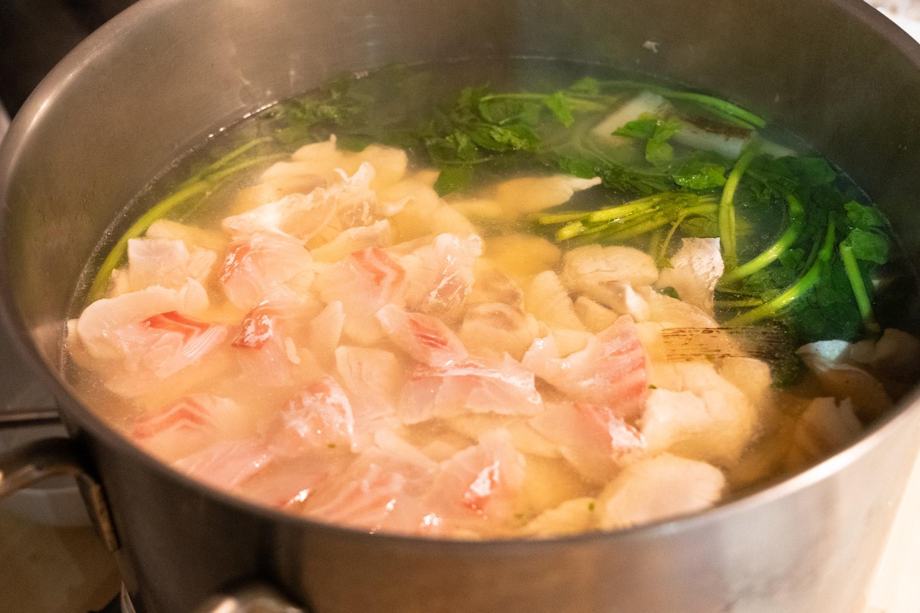 “鯛と焼きねぎの鍋”。しみじみとやさしいおいしさ。