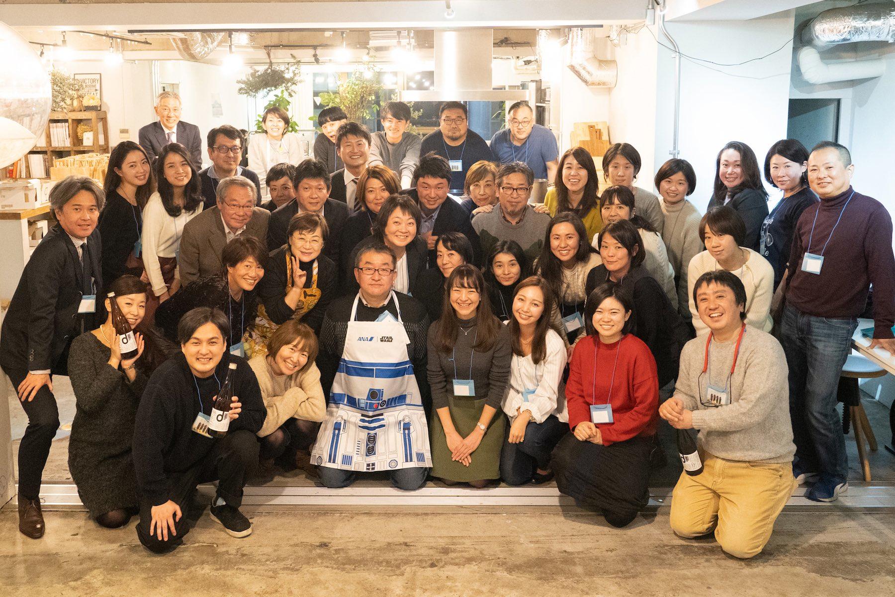 乾杯のあとは集合写真をパチリ。大いに食べて、飲んで、盛り上がりました!