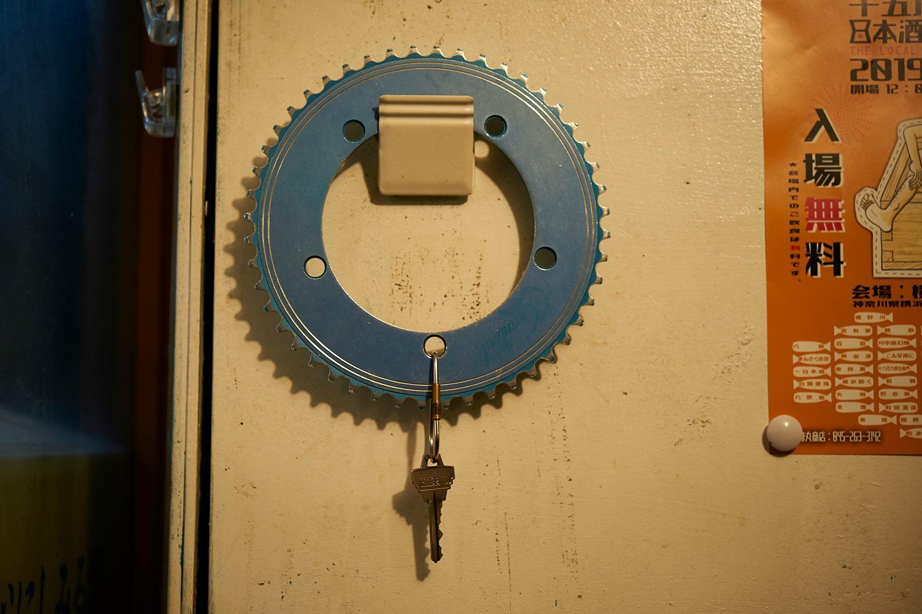 浅草地下街のトイレは鍵を開けないと入れない共同トイレ（男女別）。キーホルダーは思い出深い自転車のパーツを。