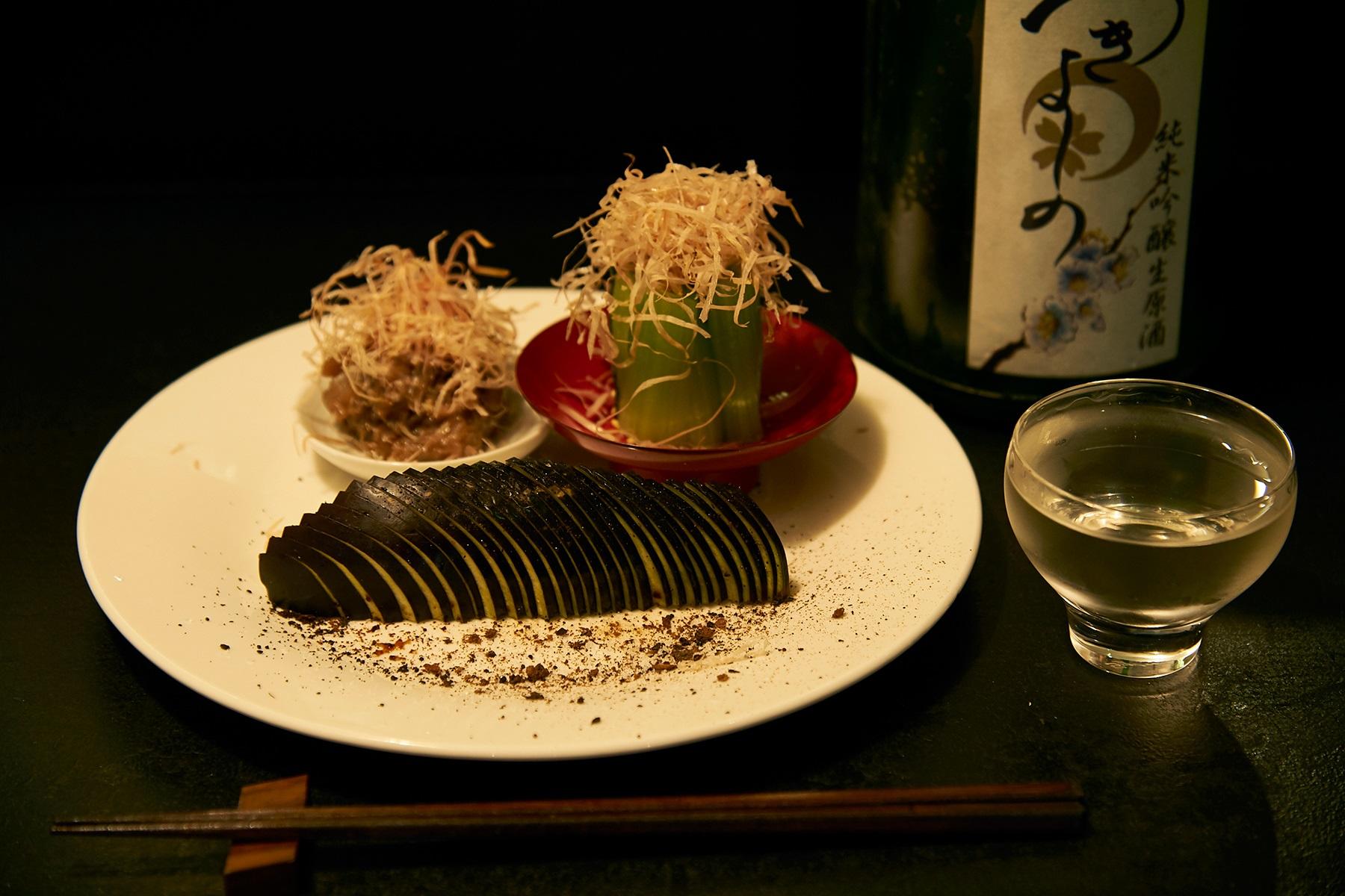 2皿セットで供される、おつまみ盛り合せ1,300円の1皿目。今日は、泉州水なす、有機小松菜のお浸し、鰹のカルテット（刺身、酒盗、魚醤、鰹節）。