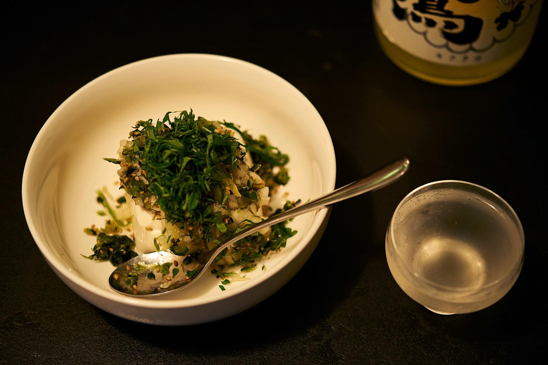 おつまみ盛り合せ1,300円の2皿目。きゅうり、オクラなどが入る、山形だしインスパイア系冷奴。単品600円でも注文できる。