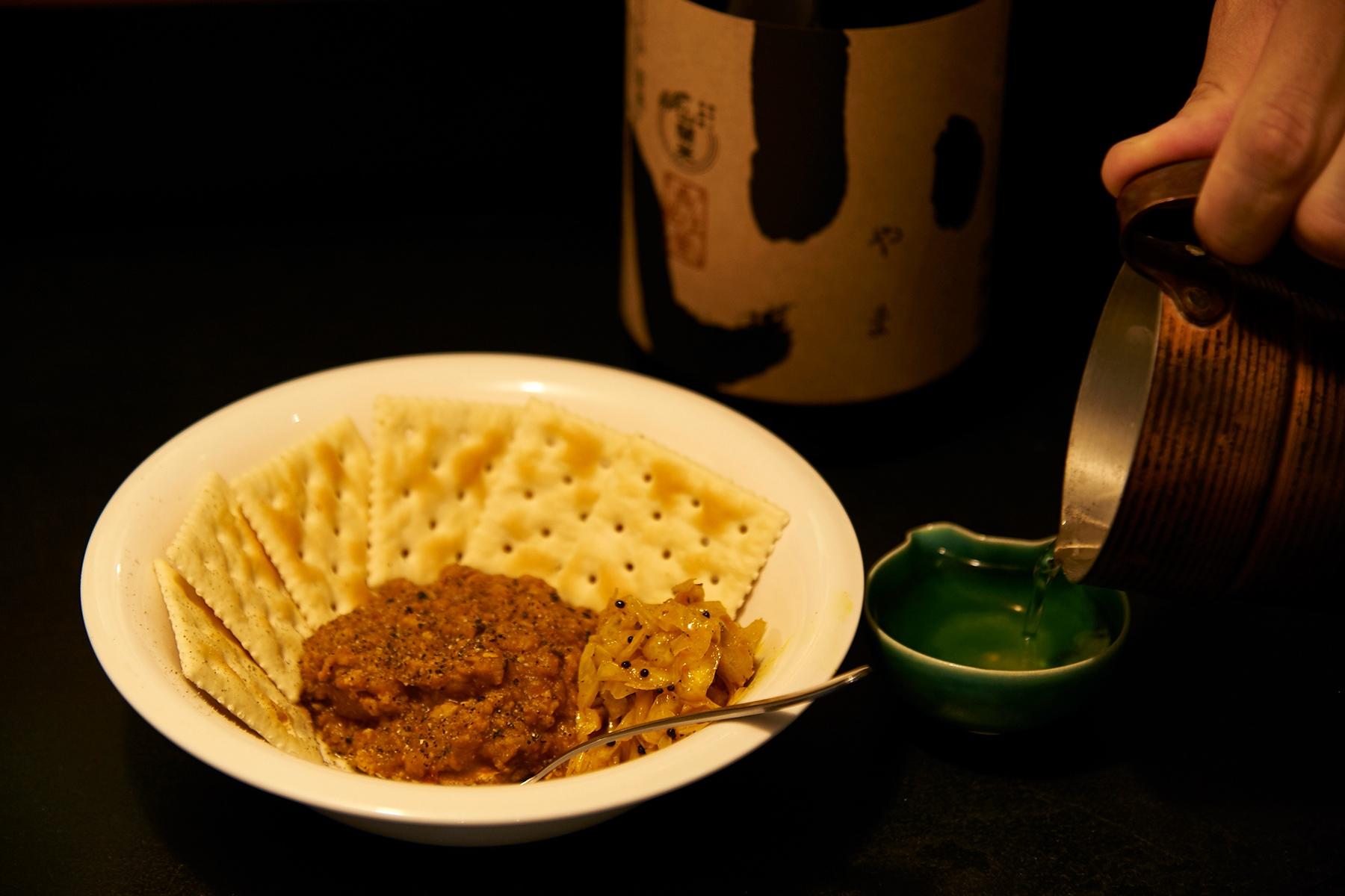 鶏キーマ（クラッカー付き）700円には、キャベツのサブジも。