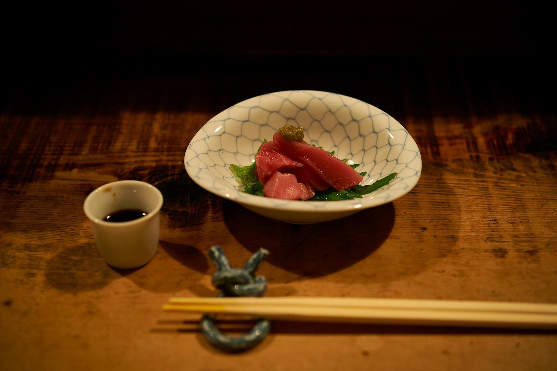 突き出しは鮪のブツでした。添えた柚子胡椒が絶妙に合います！