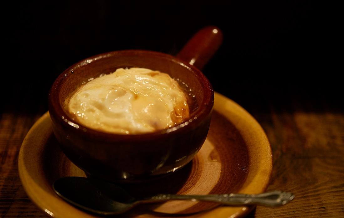 バターを敷き、玉子を落とし入れ、醤油をかけた和製ココットが。