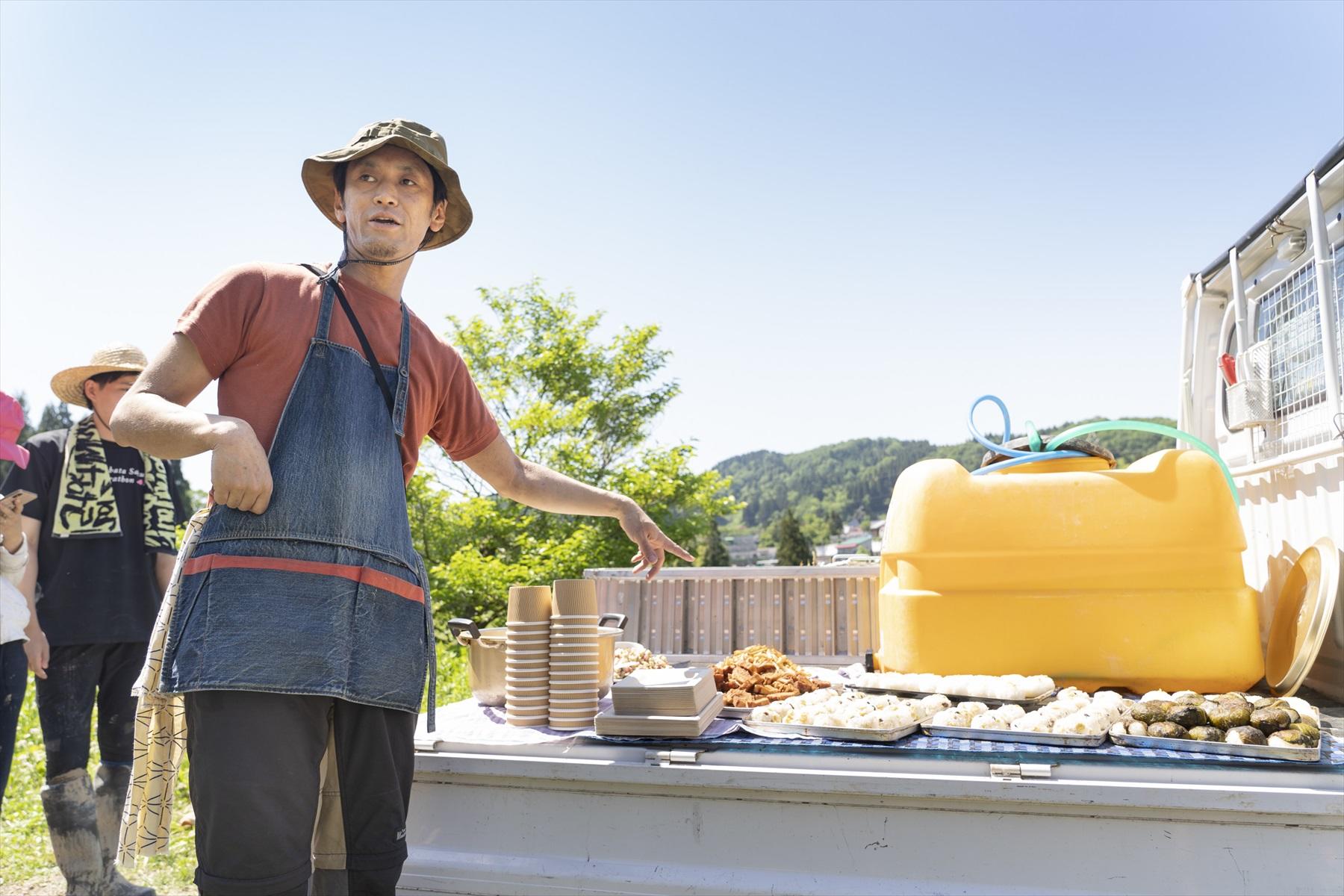 料理ユニット「つむぎや」で活躍するマツーラユタカさん。今回の田植えイベントのために、お昼ごはんをつくってくれたのでした。