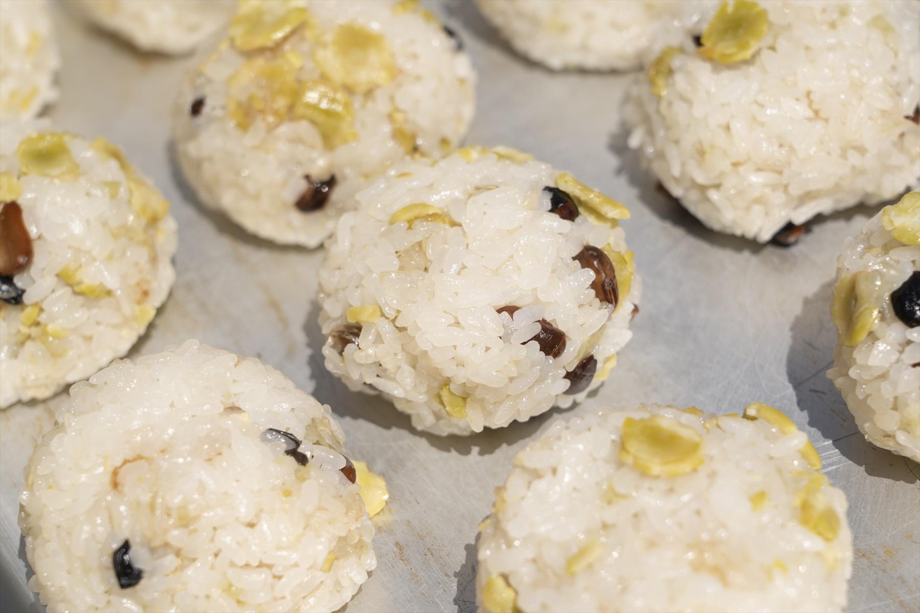 棚田のある魚沼の打ち豆を炊き込みごはんにして、おむすびにした一品。新潟では打ち豆をよく食べるんです。