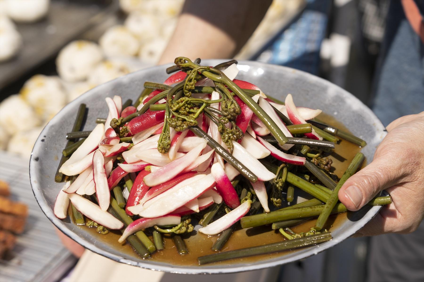 わらびとラディッシュのマリネ。わらびは山形から、ラディッシュは新潟産のもの。やさしい食材&味わいに火照った身体が落ち着いていきます。