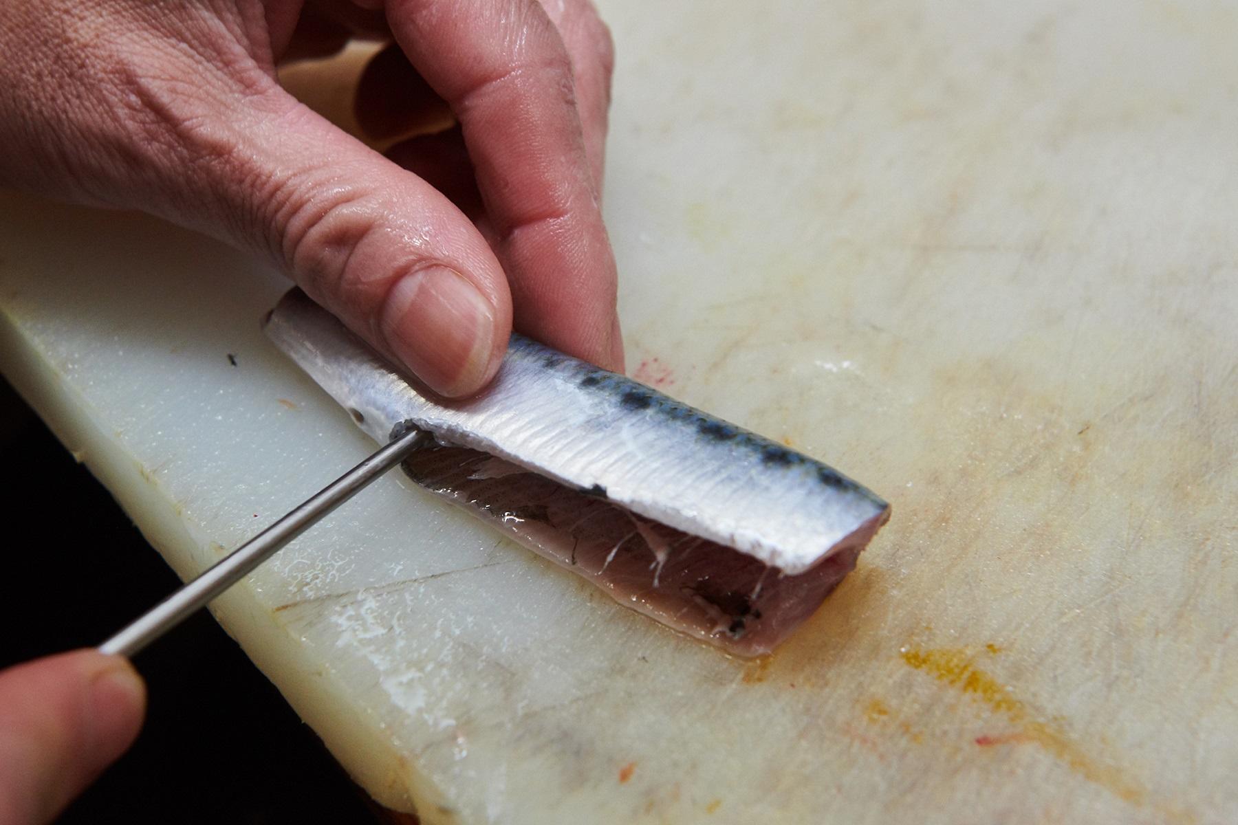 小さな魚体の分だけ、細かな作業が続く。